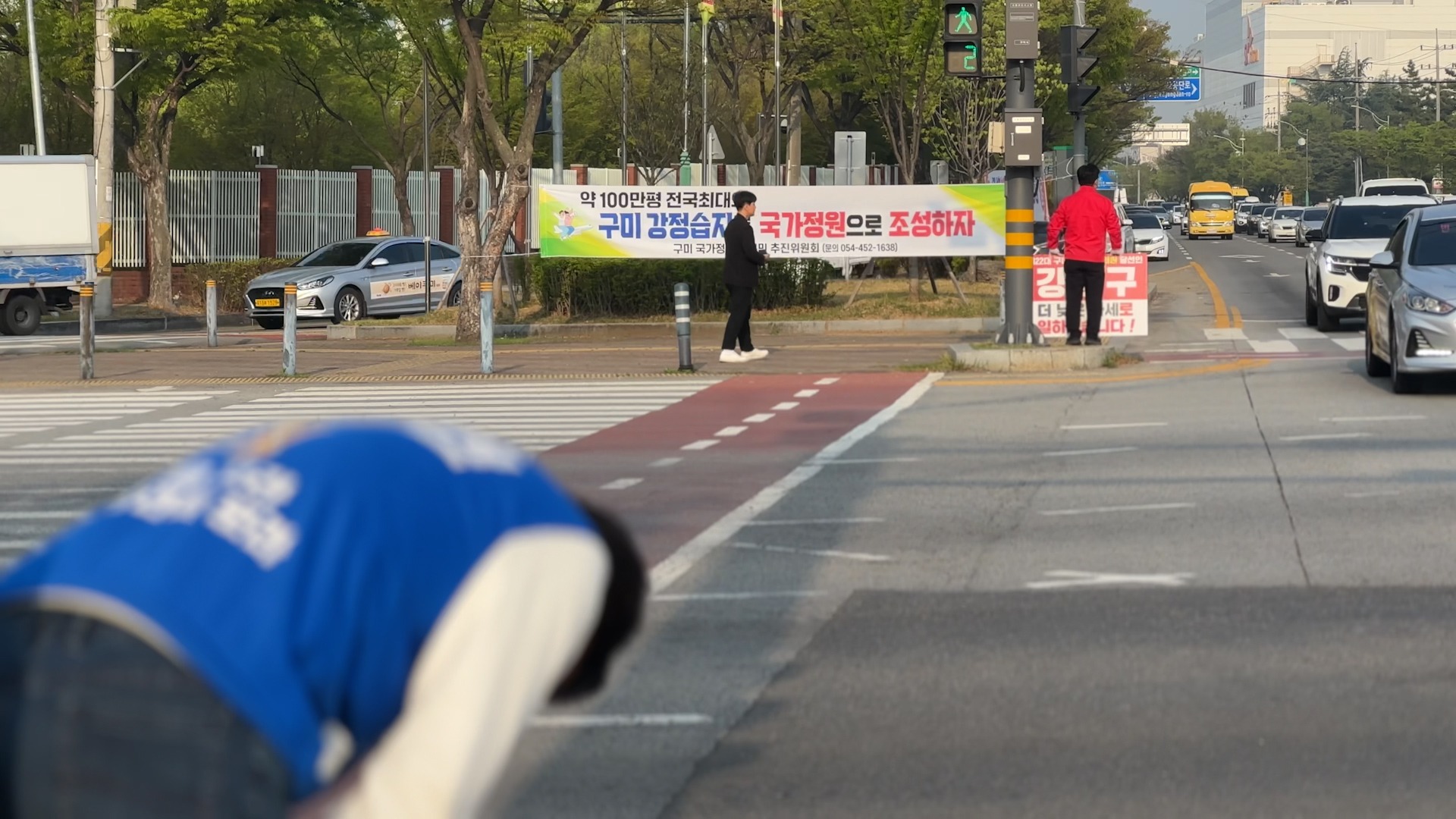 gray computer monitor