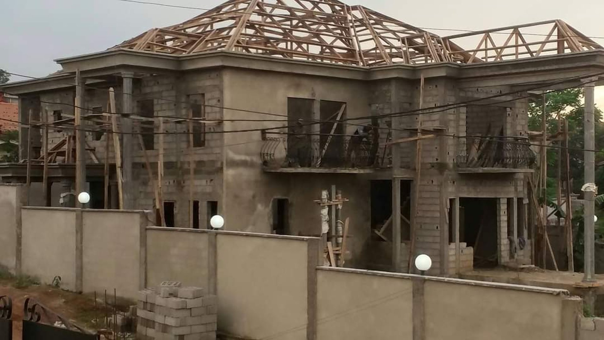 gray computer monitor