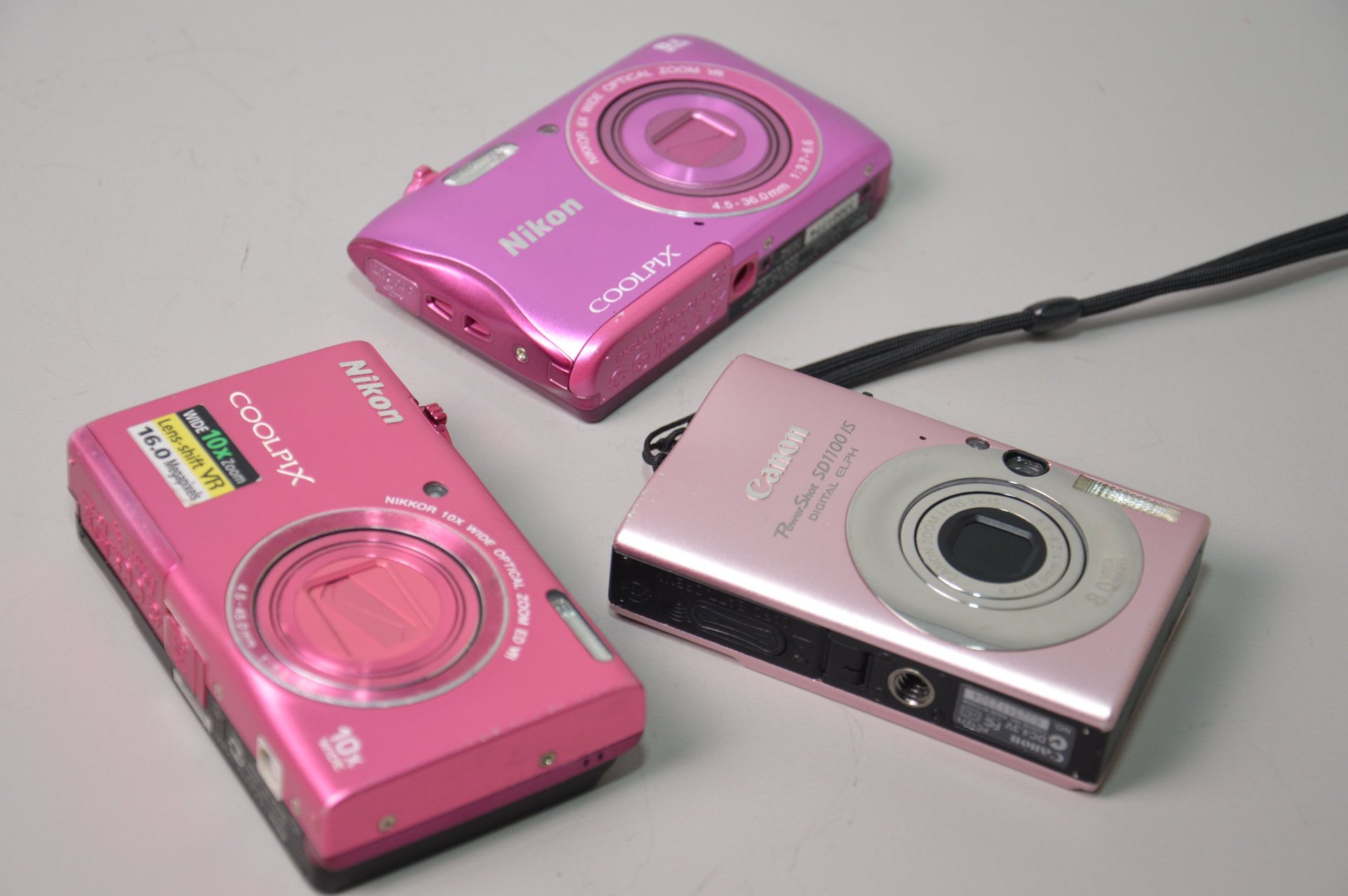 an abstract photo of a curved building with a blue sky in the background
