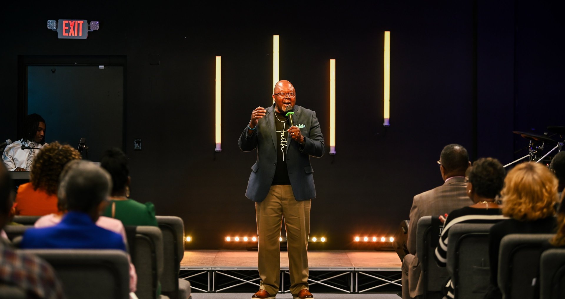 gray computer monitor