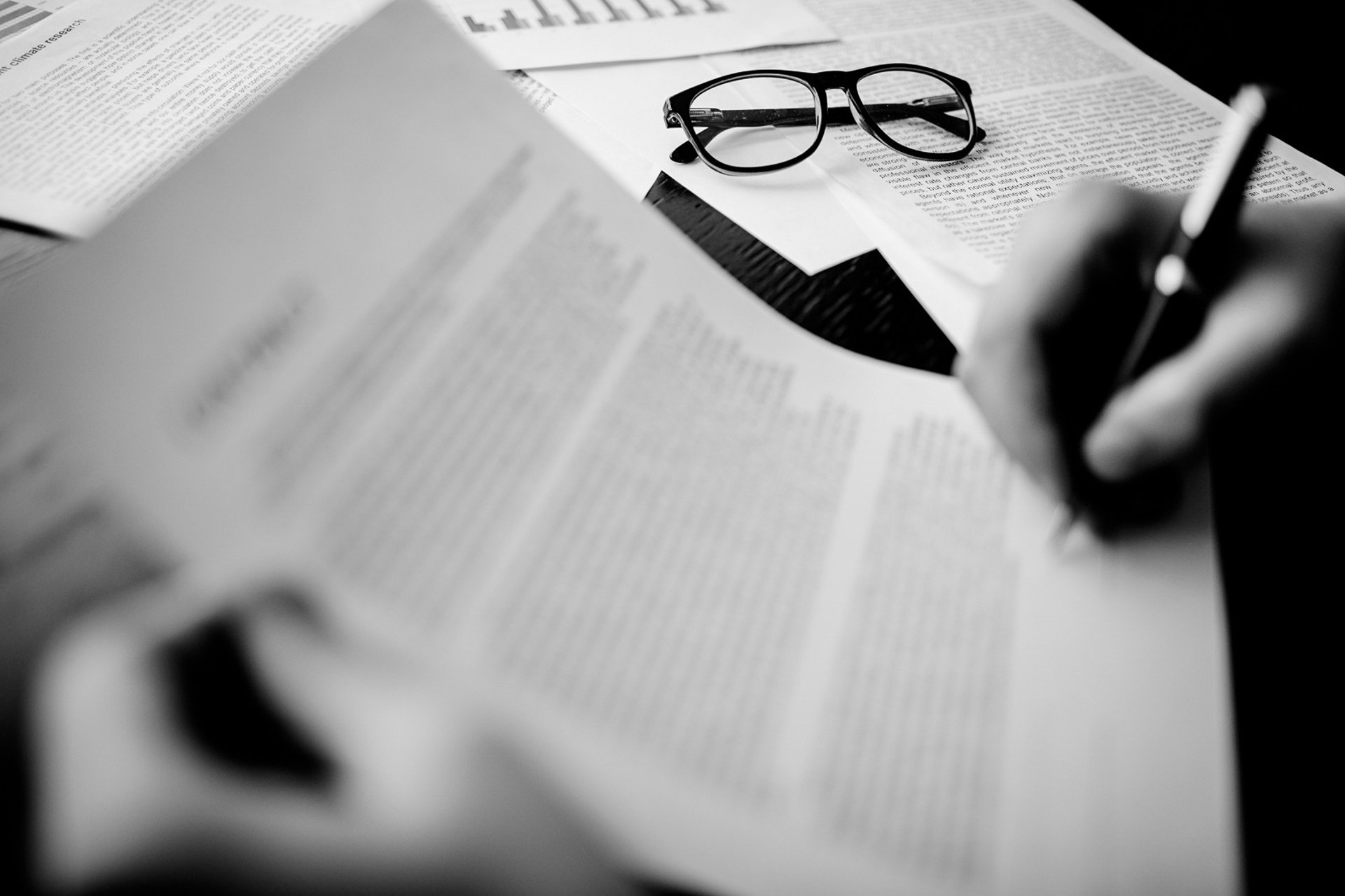 gray computer monitor