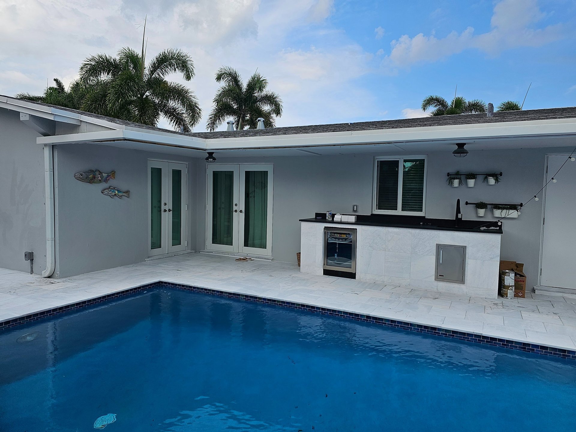 gray computer monitor