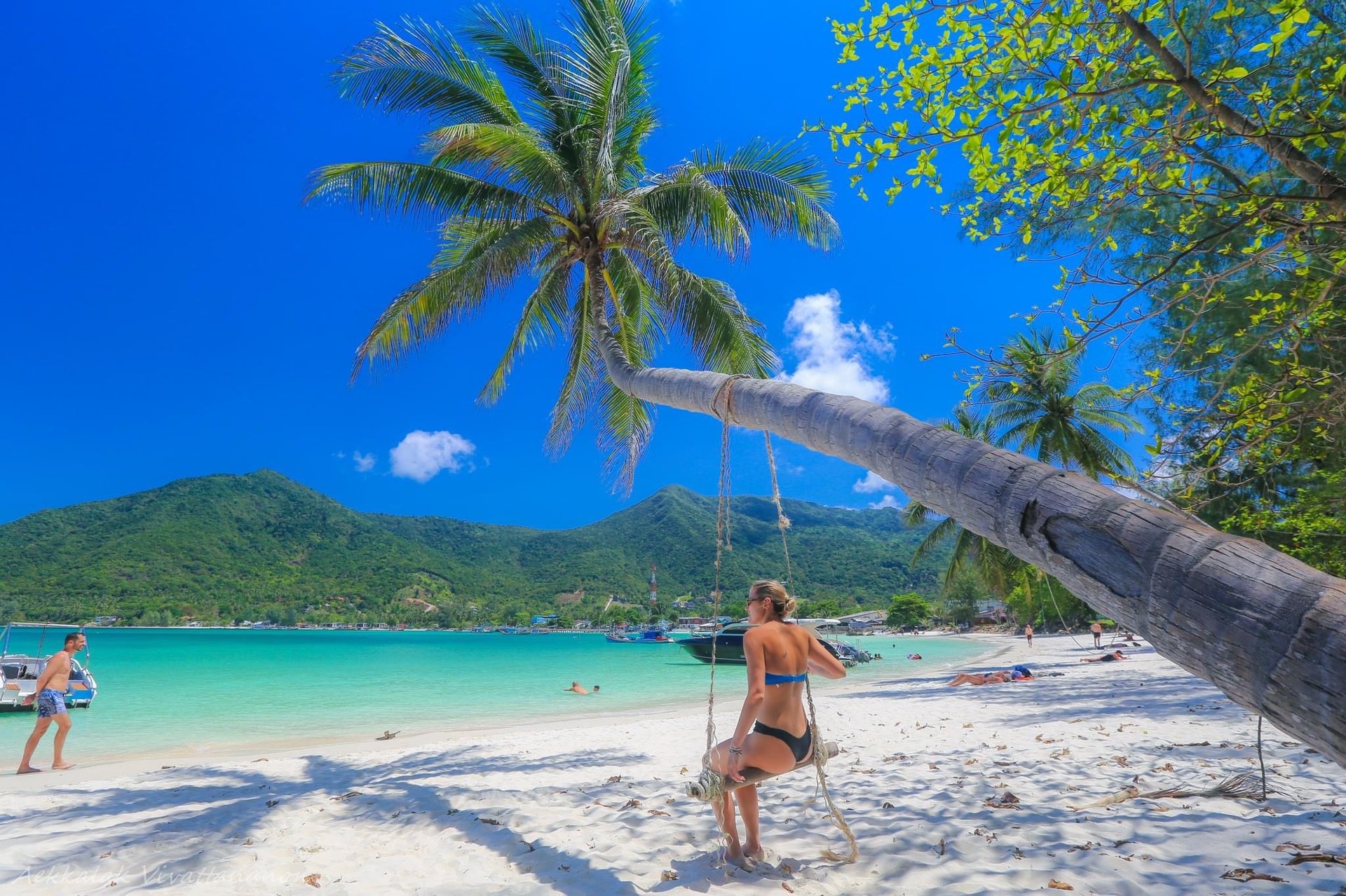 black and white bed linen