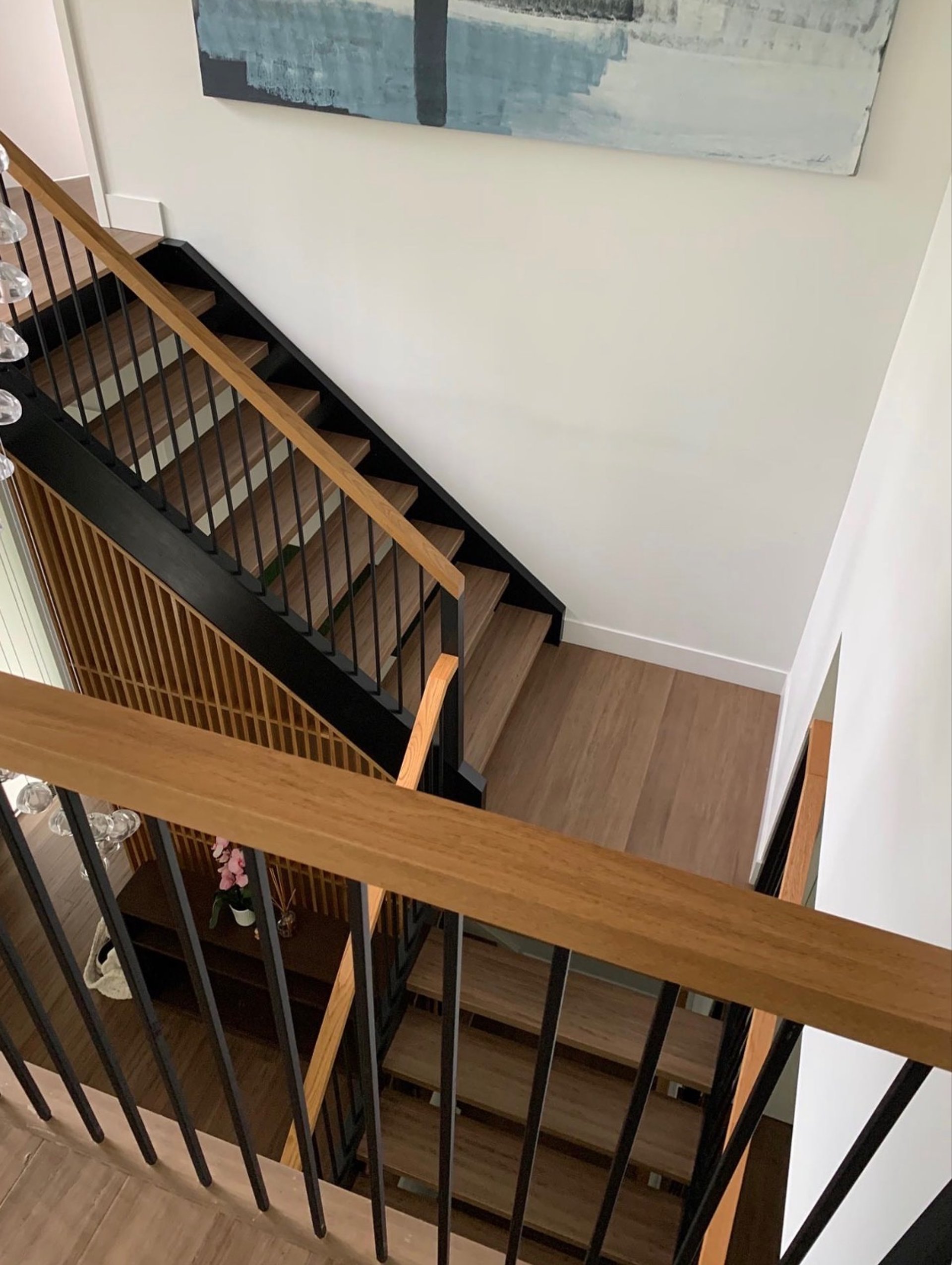 gray computer monitor