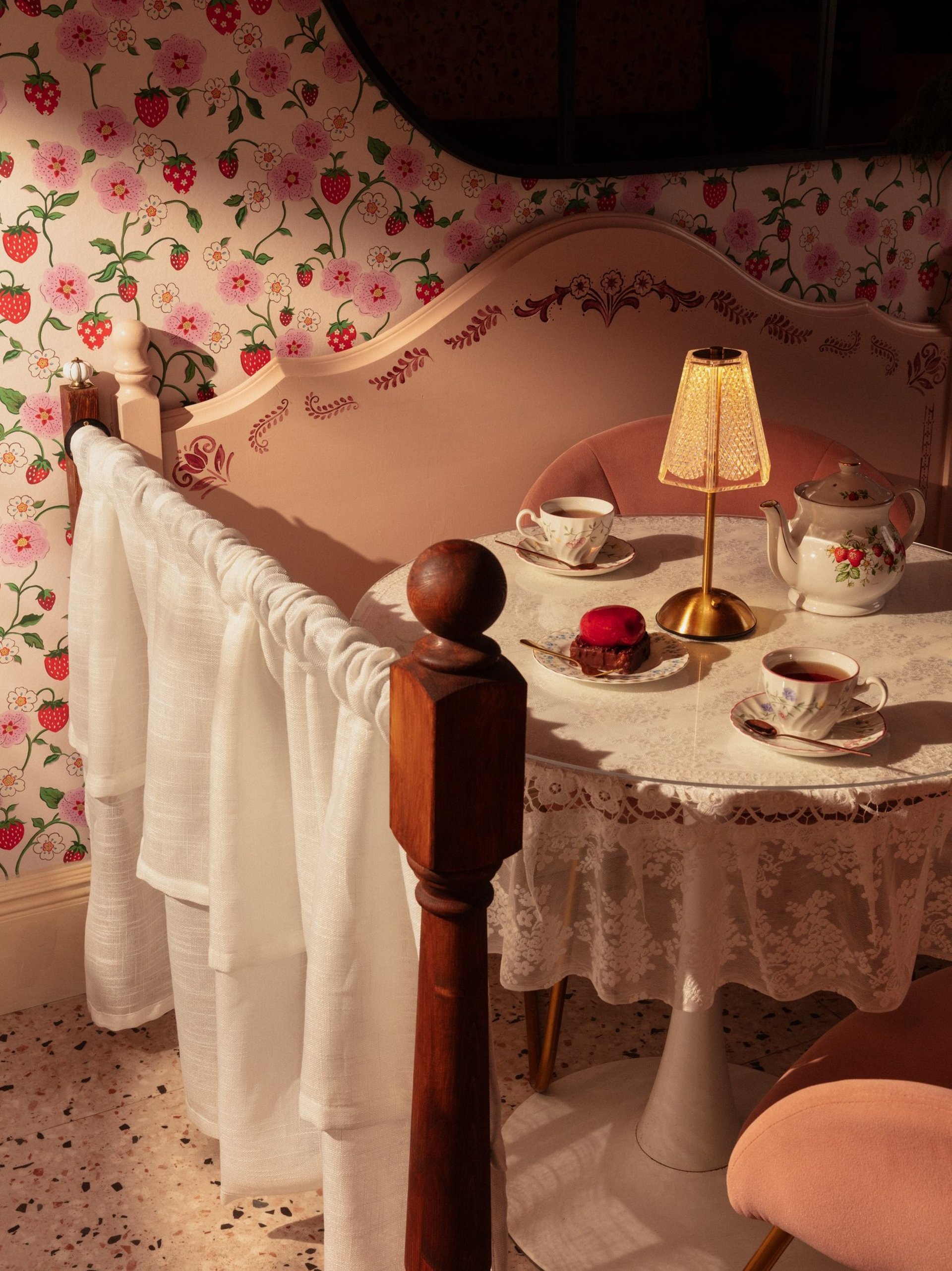 black and white bed linen