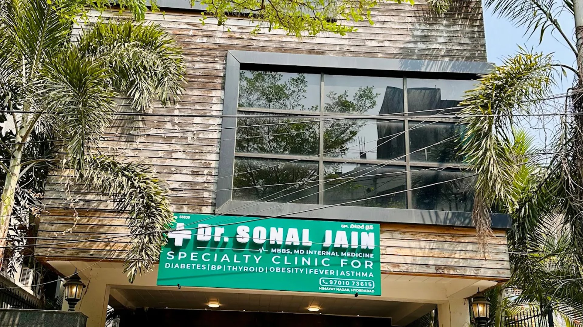 gray computer monitor