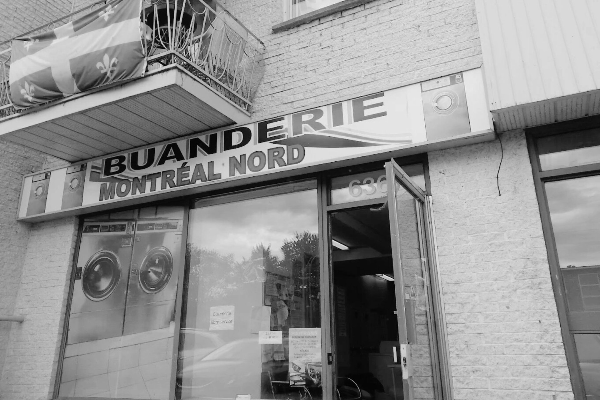 gray computer monitor