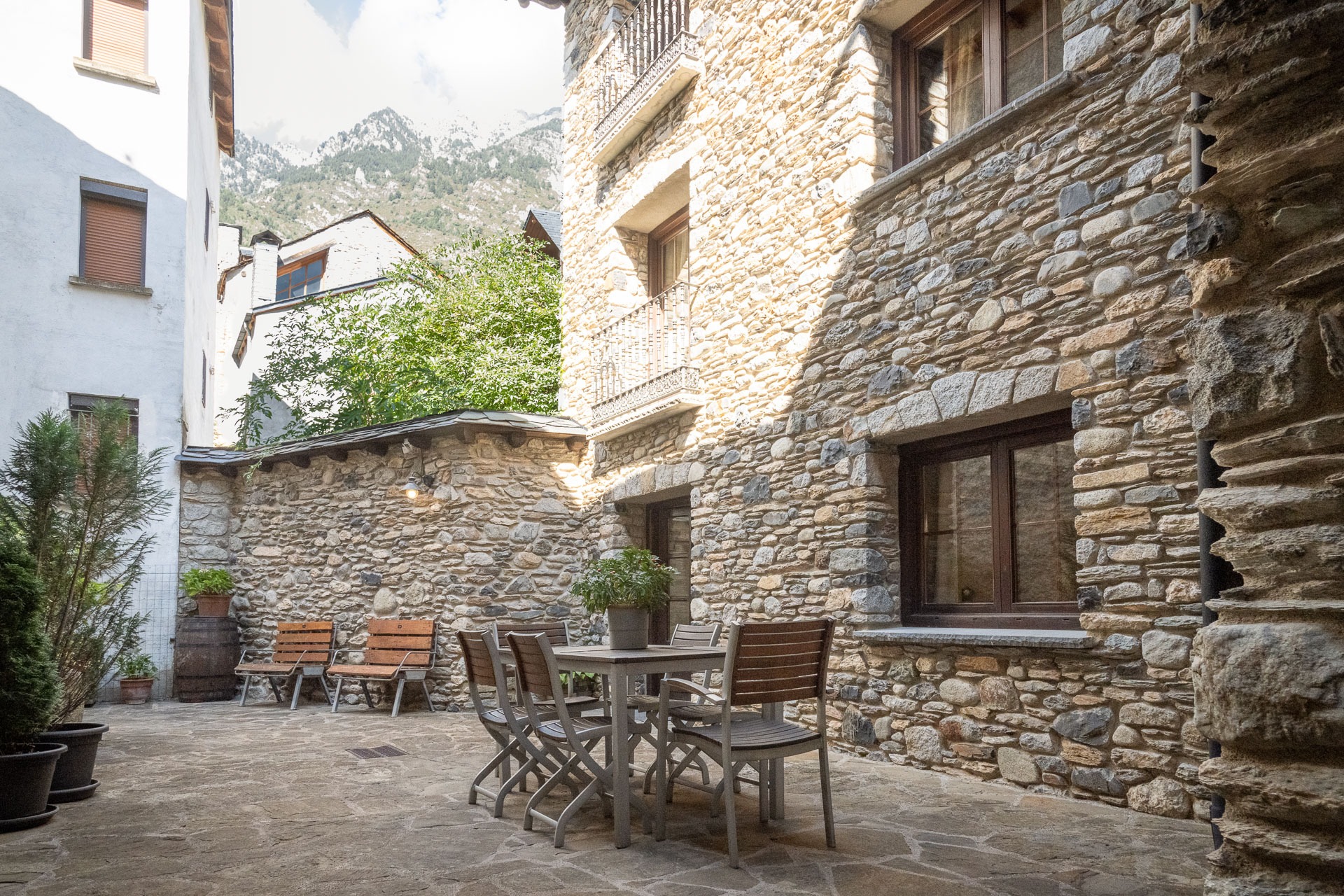 gray computer monitor