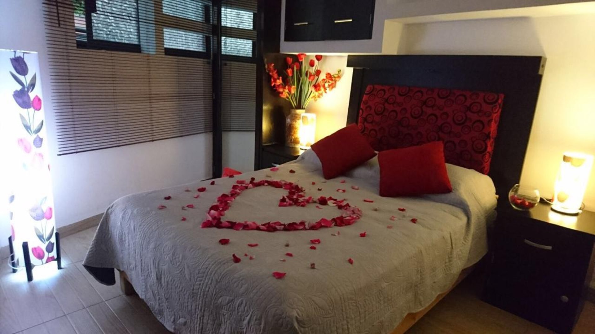 black and white bed linen