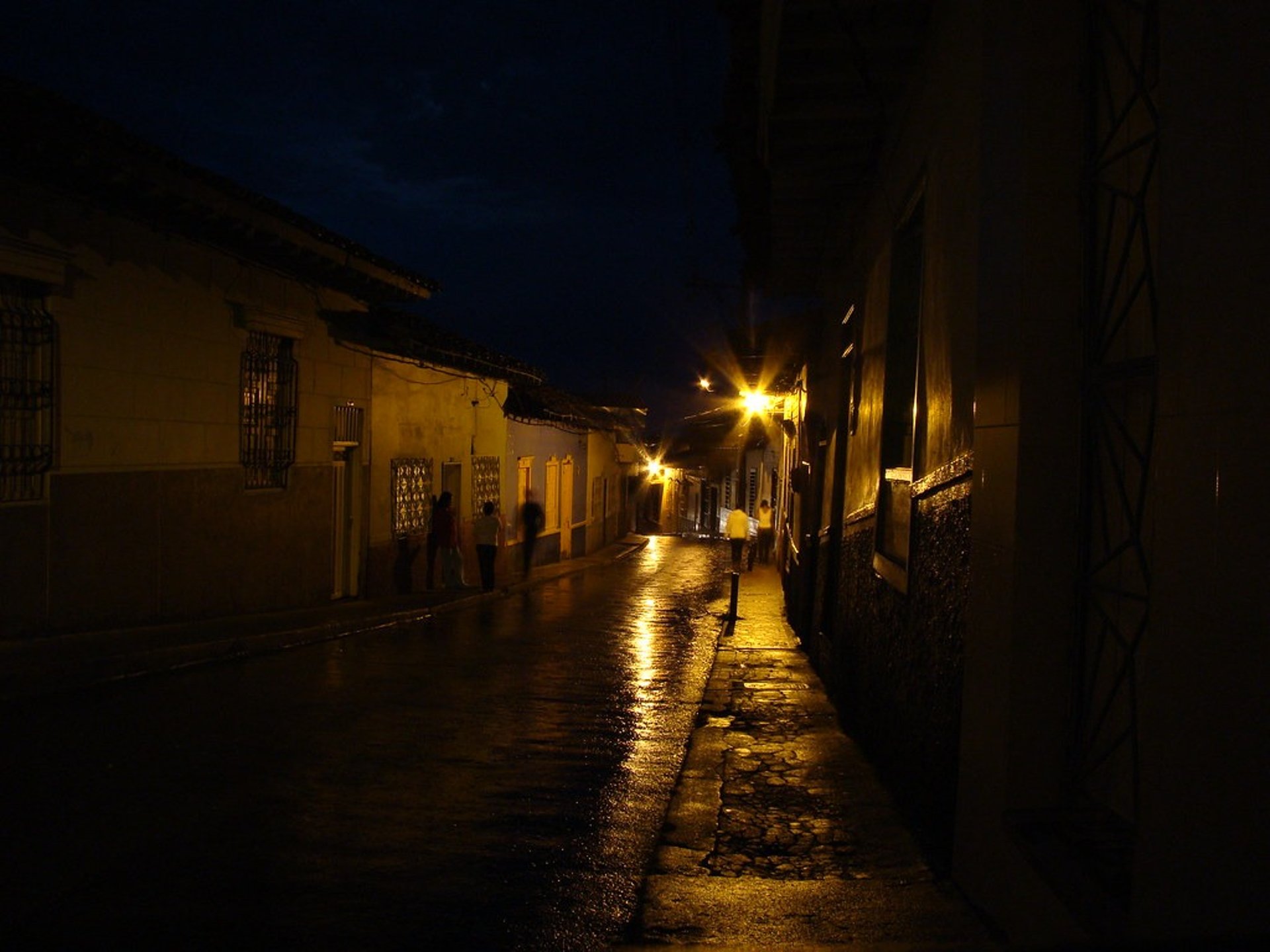 gray computer monitor