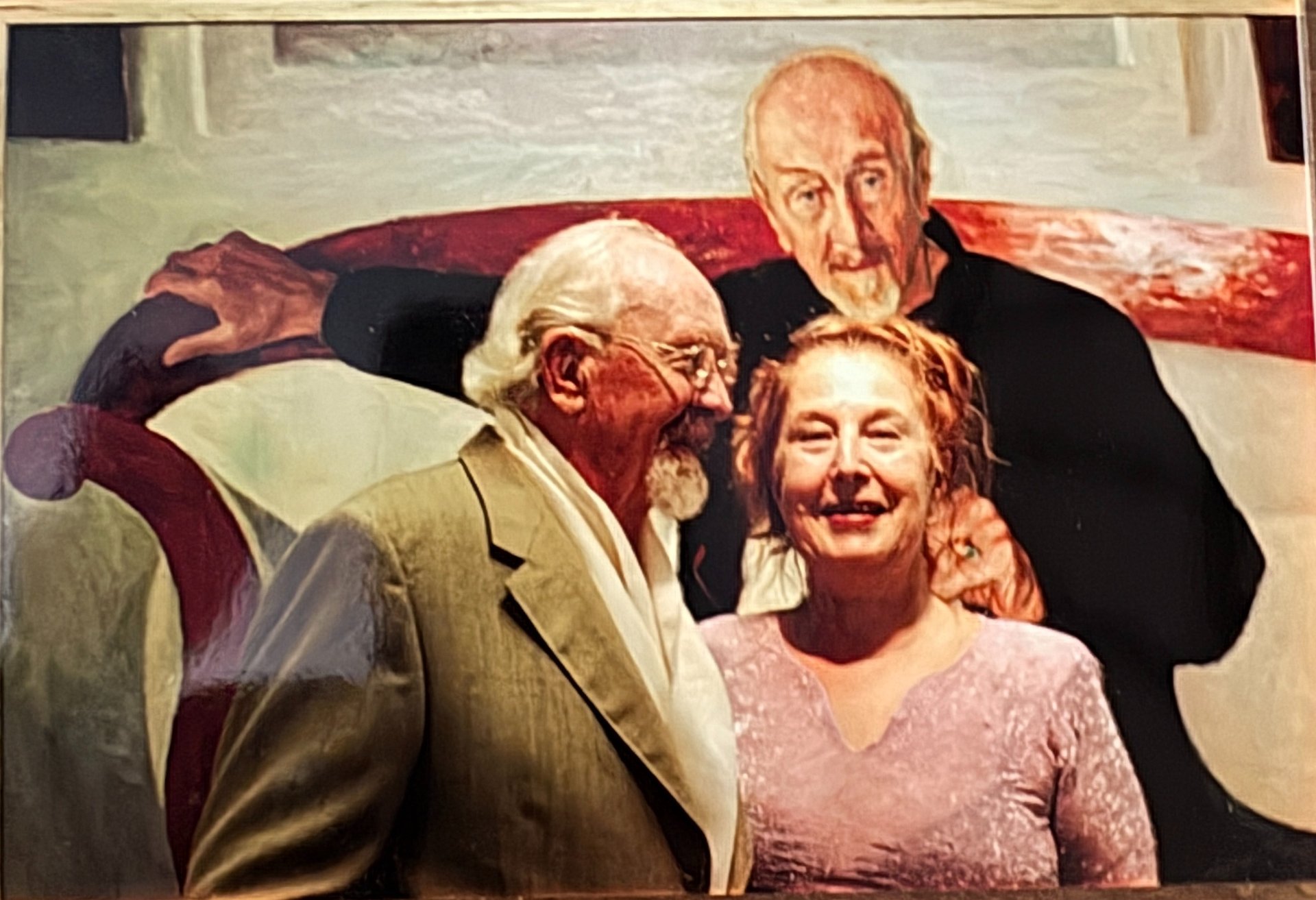 natalia kirillova y eberhard schlotter posando juntos con el retrato de schlotter pintado por natalia