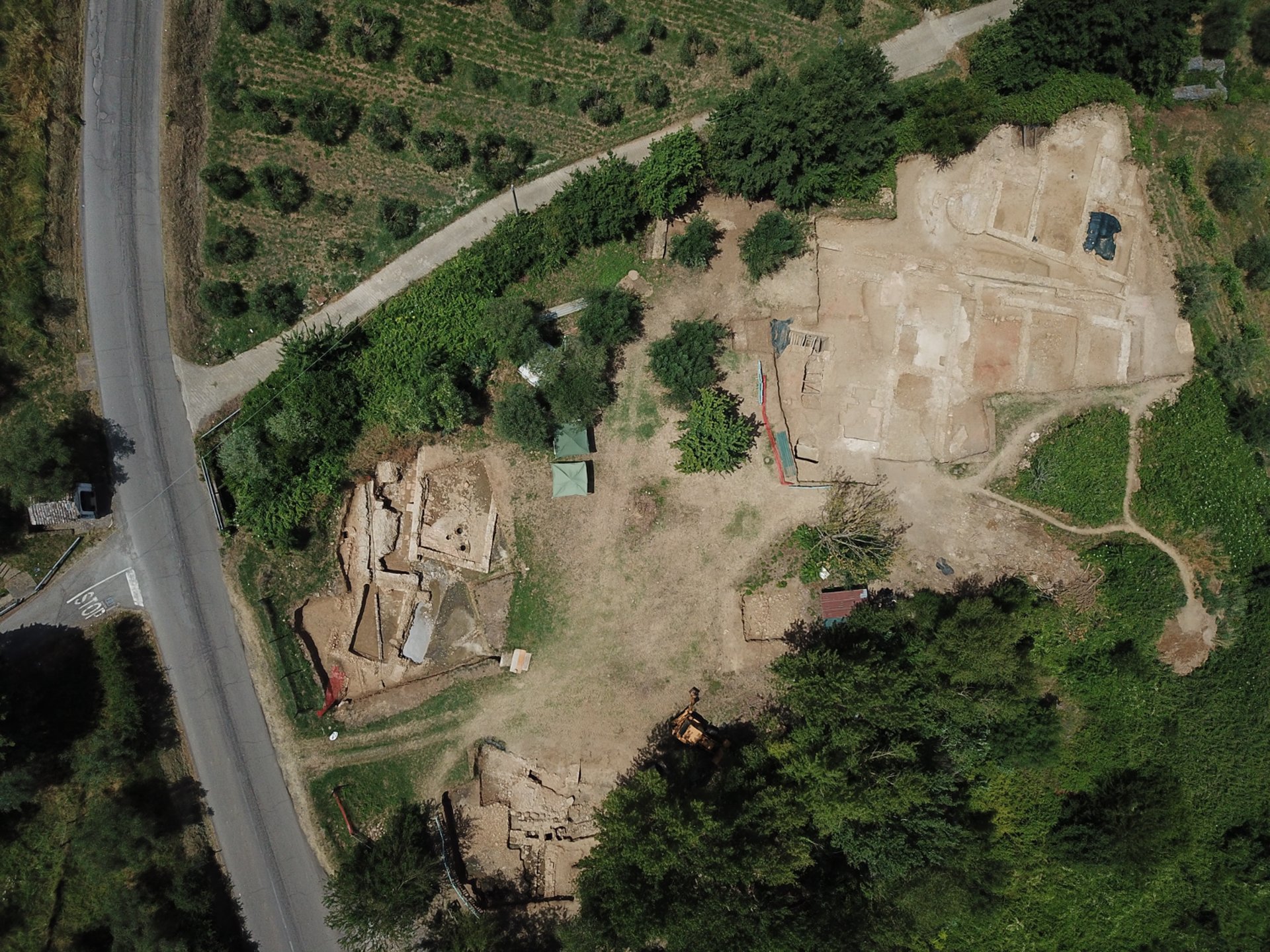 black and white bed linen