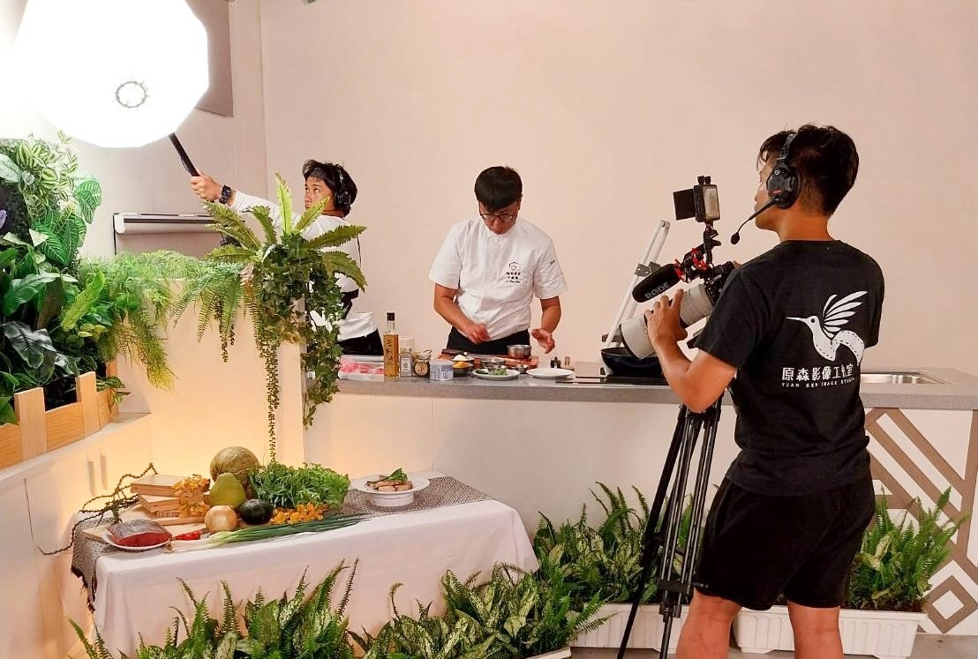 black and white bed linen