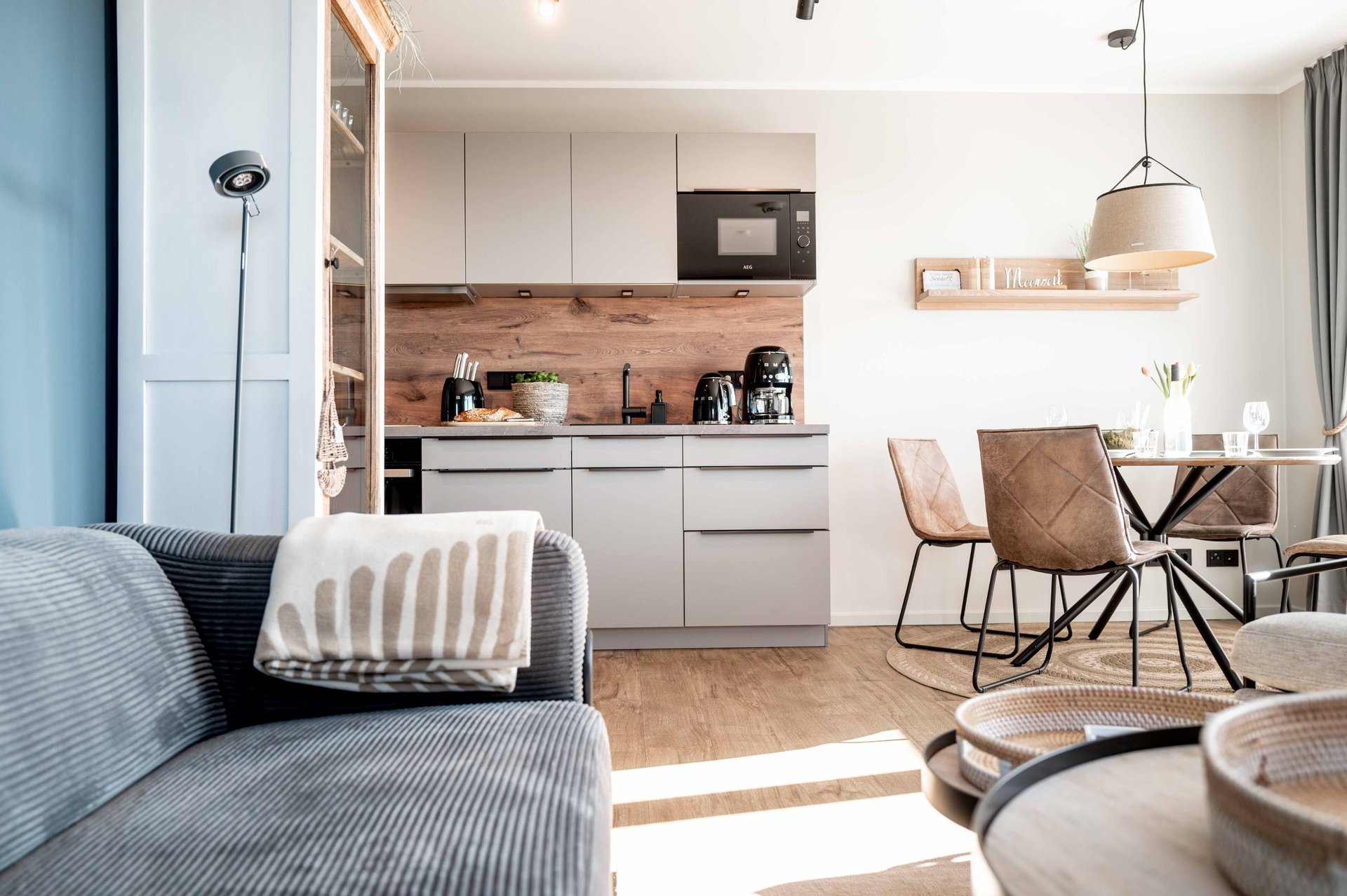 gray computer monitor