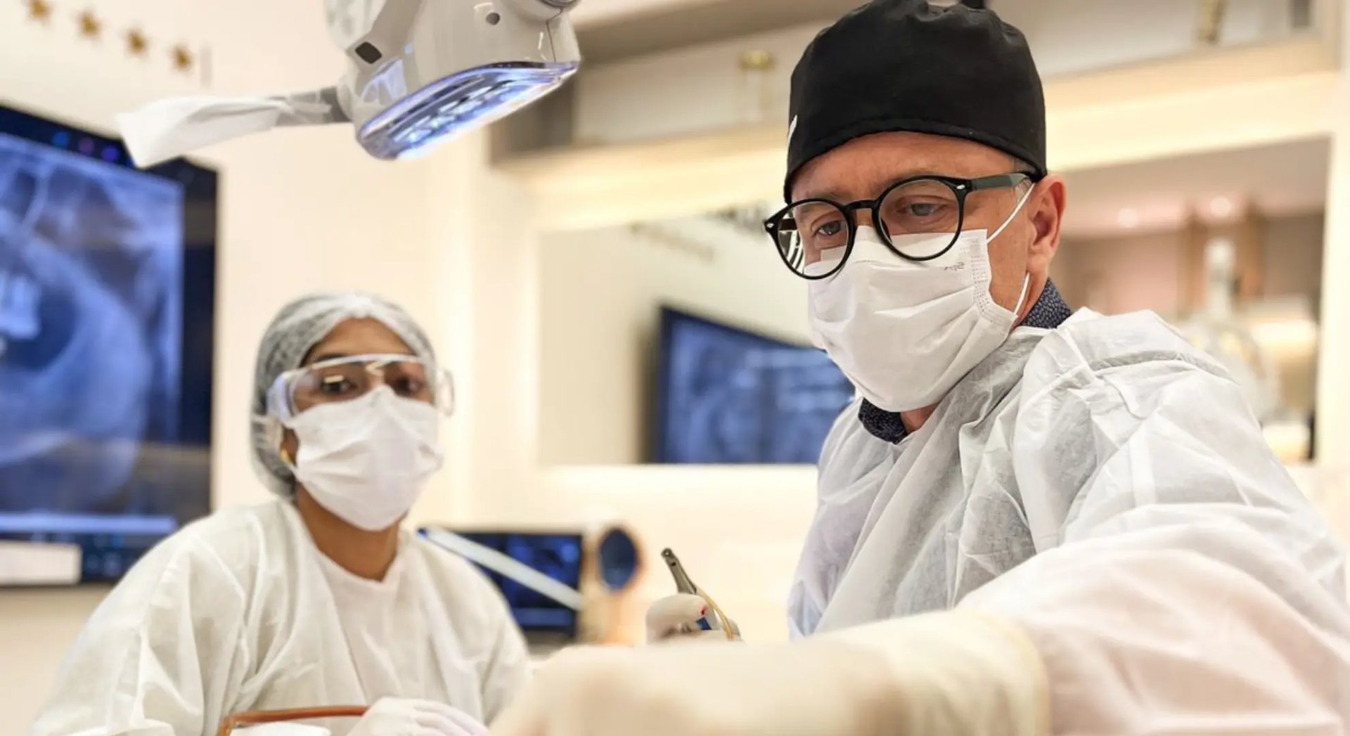 Dr. Euriberto Santana realizando uma cirurgia de implante dentário em Taguatinga.