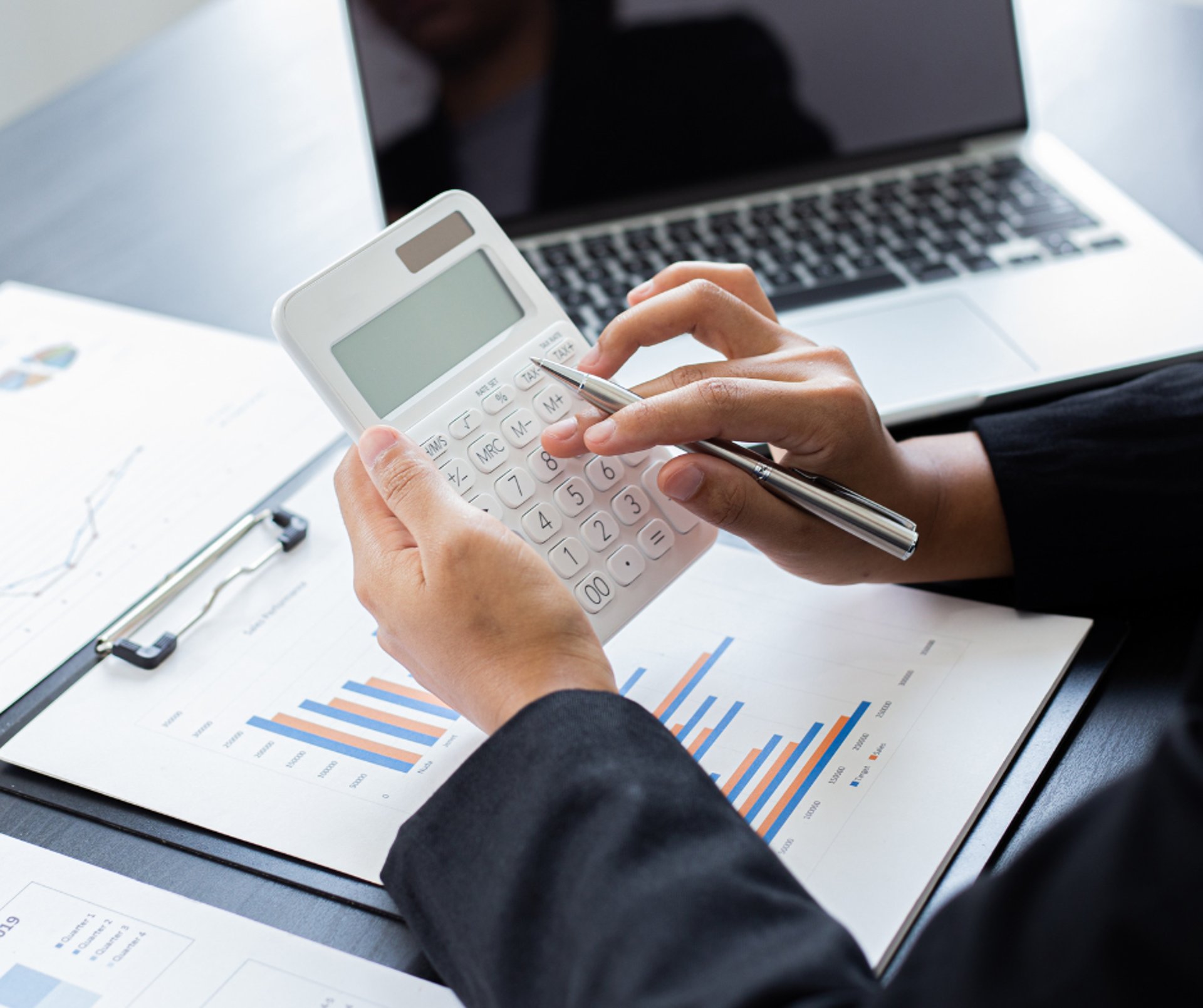 gray computer monitor