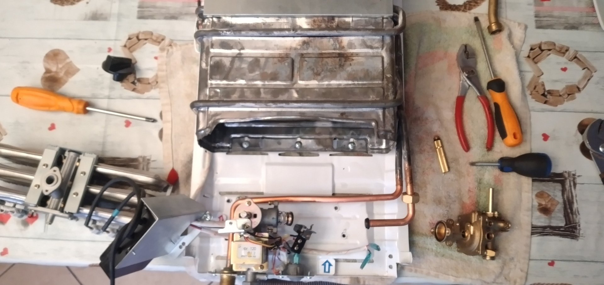 gray computer monitor