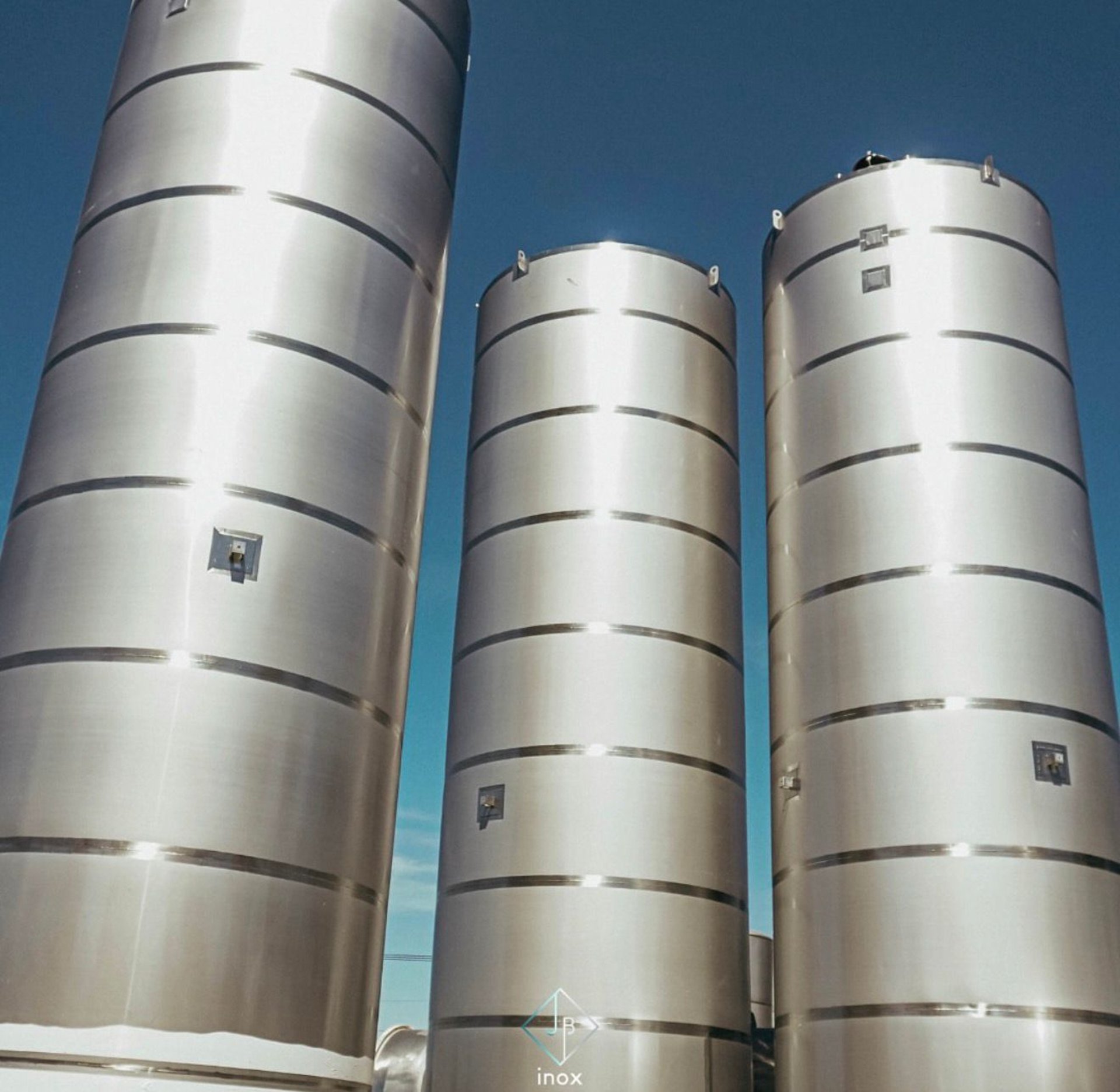 gray computer monitor