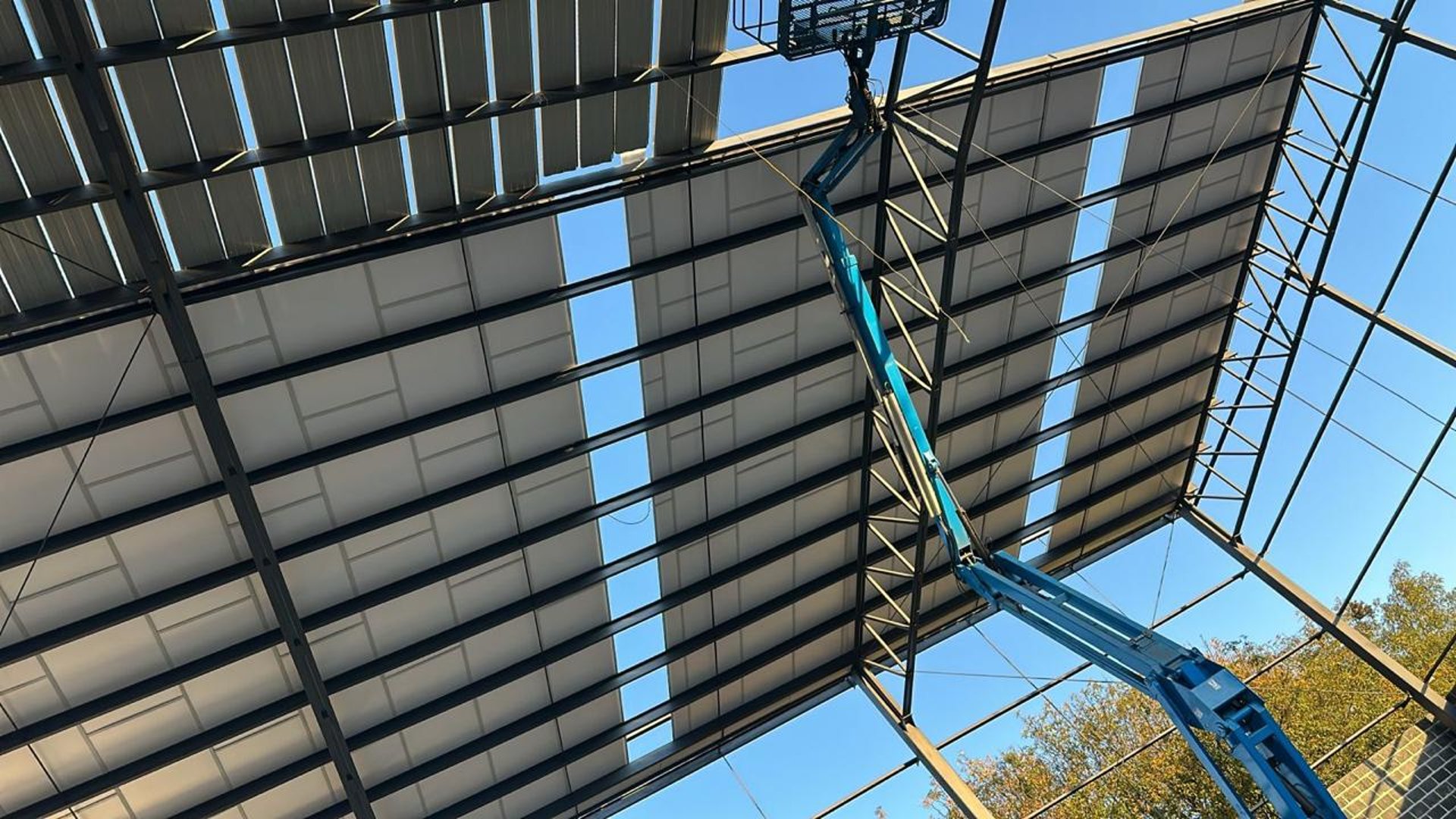 gray computer monitor