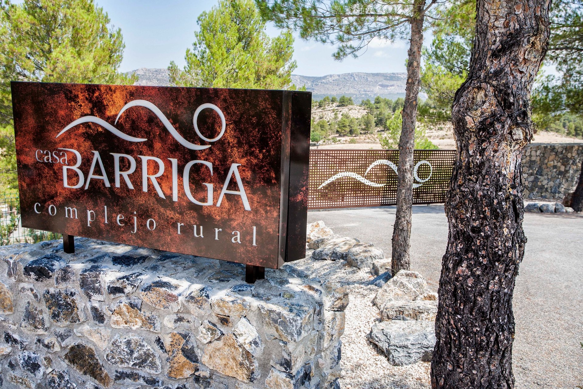 gray computer monitor