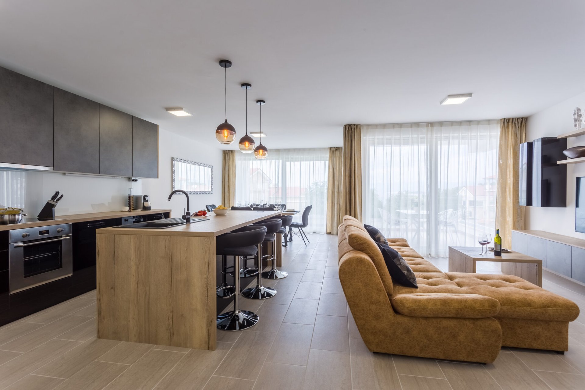 Lichtdurchfluteter Wohn- und Küchenbereich mit Kochinsel im Apartment Pure Relax