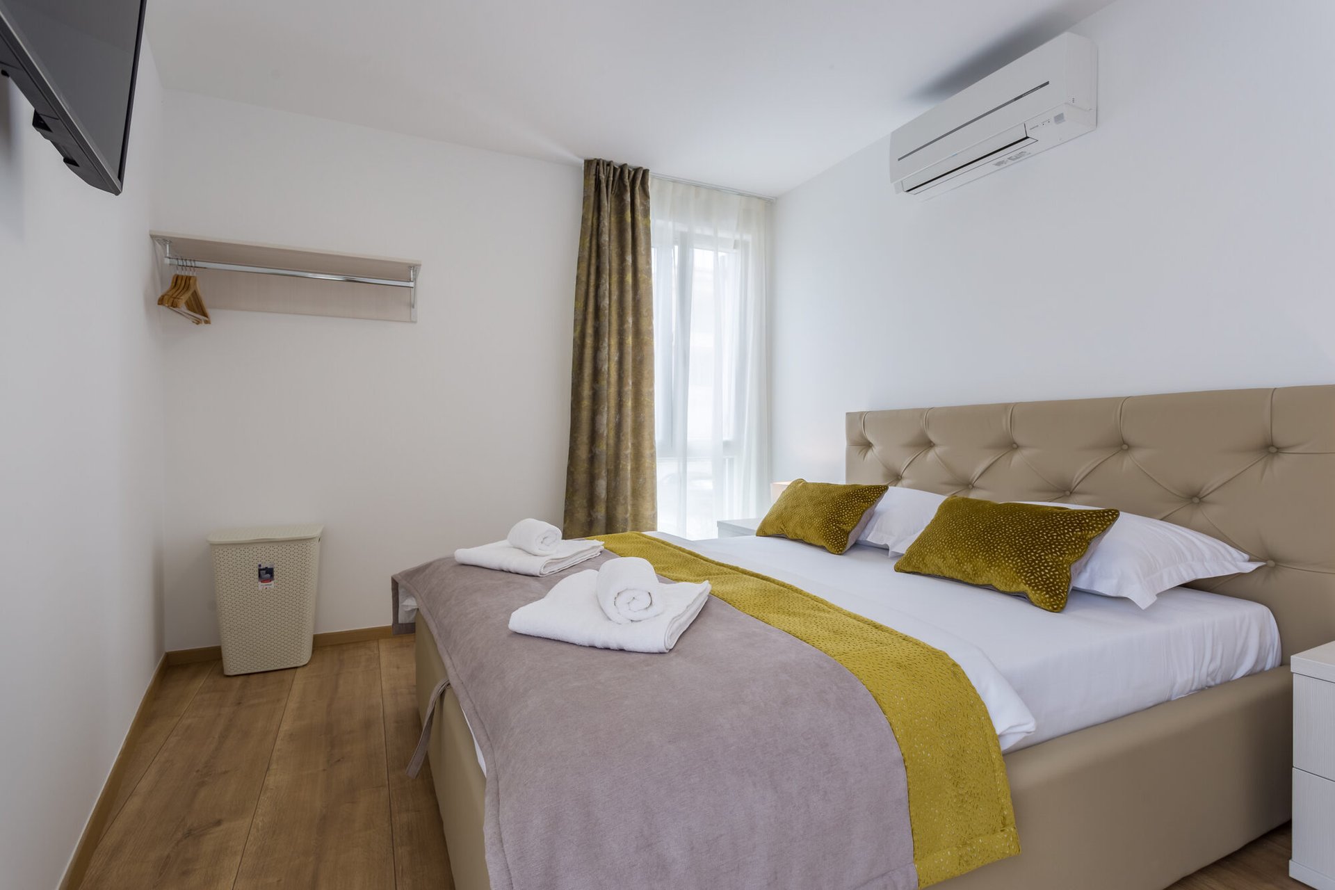 Hauptschlafzimmer mit Doppelbett im Apartment Pure Relax in Malinska