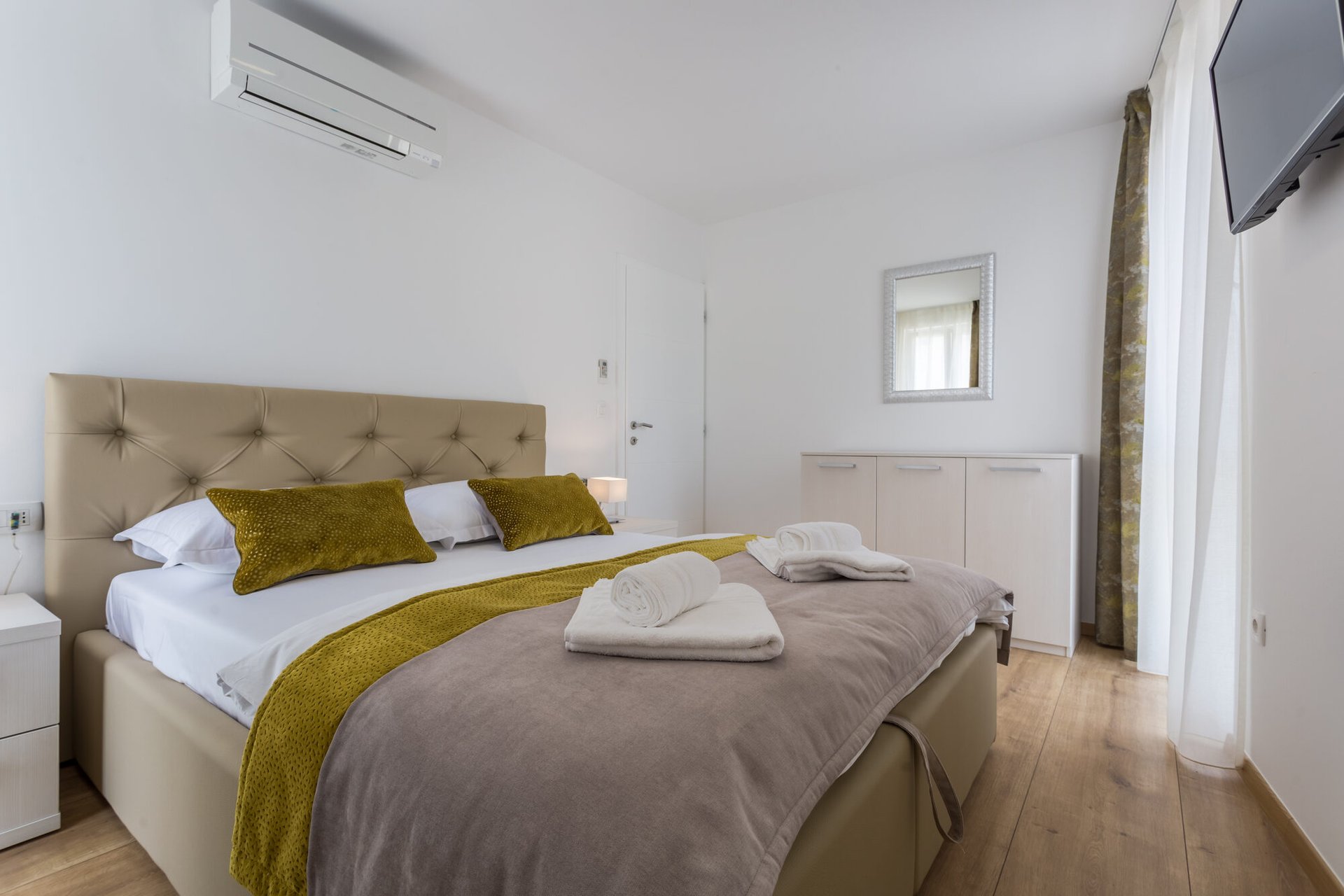 Schlafzimmer mit Doppelbett und bereitgelegten Handtüchern