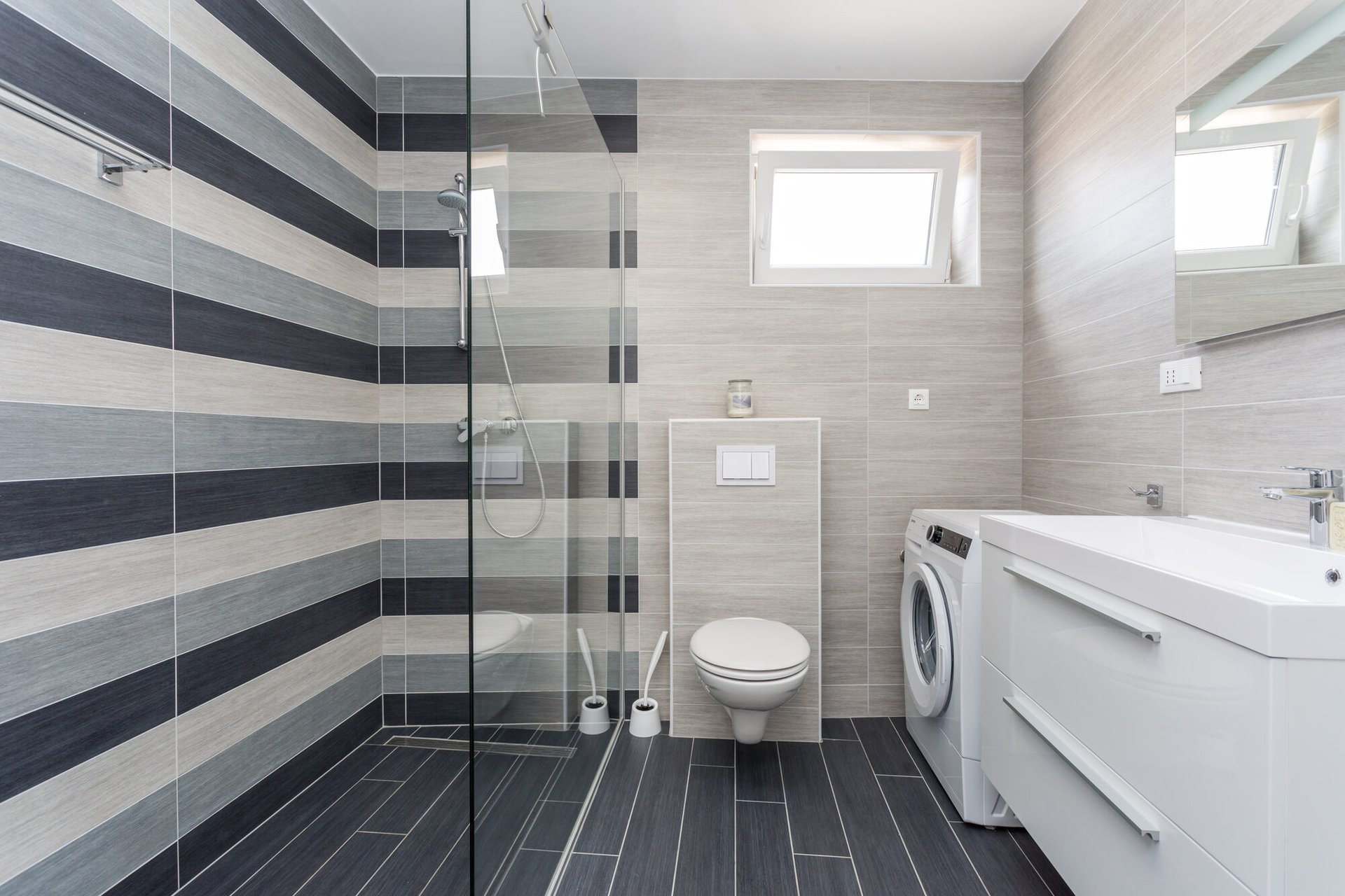Modernes Badezimmer mit Dusche und Waschmaschine