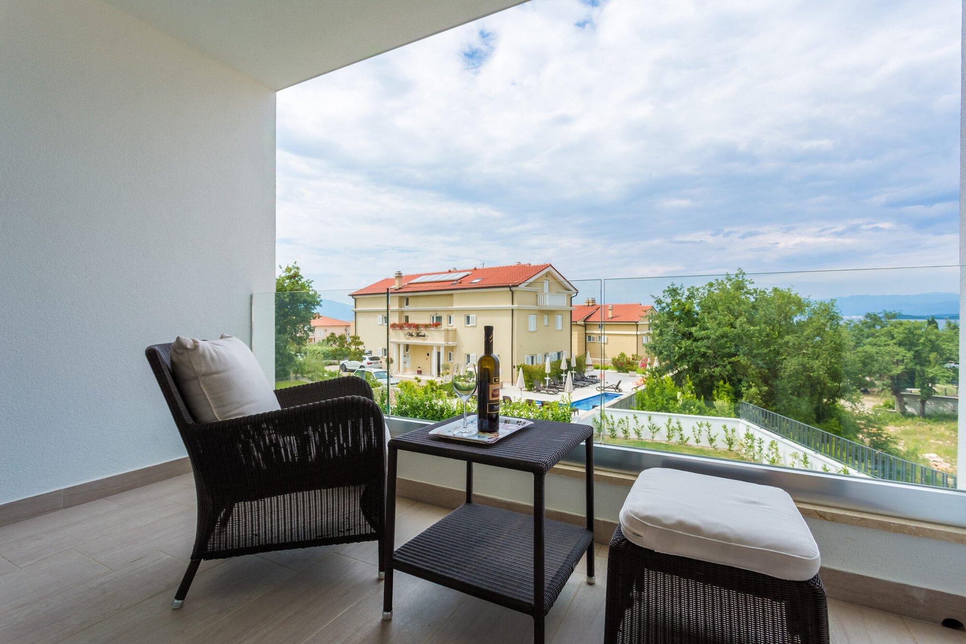 Terrasse mit Lounge-Möbeln und Blick auf Malinska