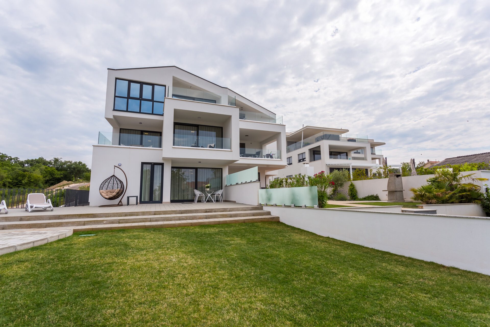 Außenansicht der modernen Apartmentanlage Pure Relax mit Garten