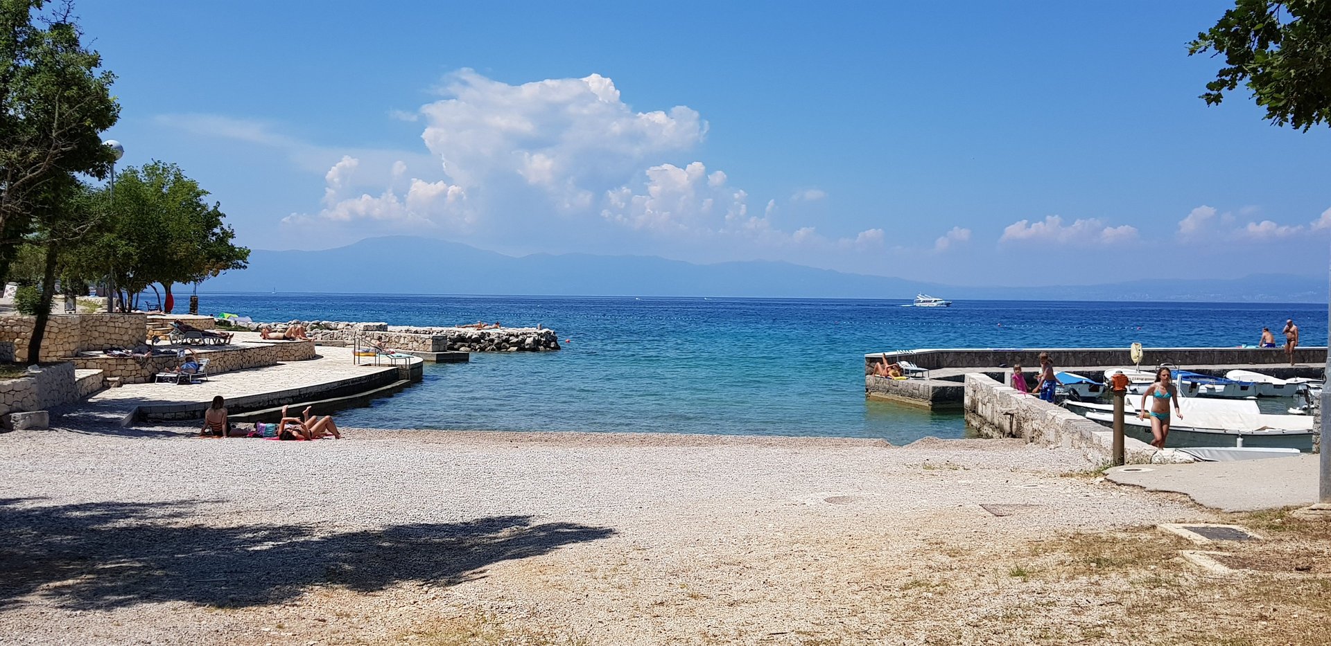 Strand und Bucht in Malinska auf der Insel Krk