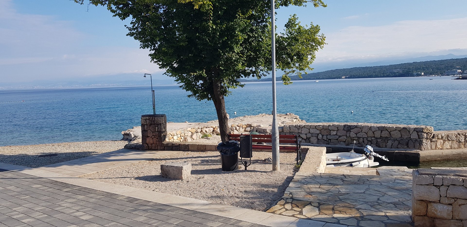 Küstenpromenade in Malinska mit Blick auf das Meer