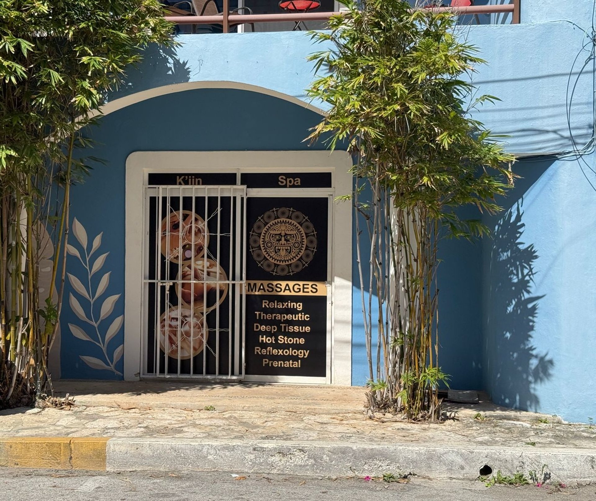 gray computer monitor