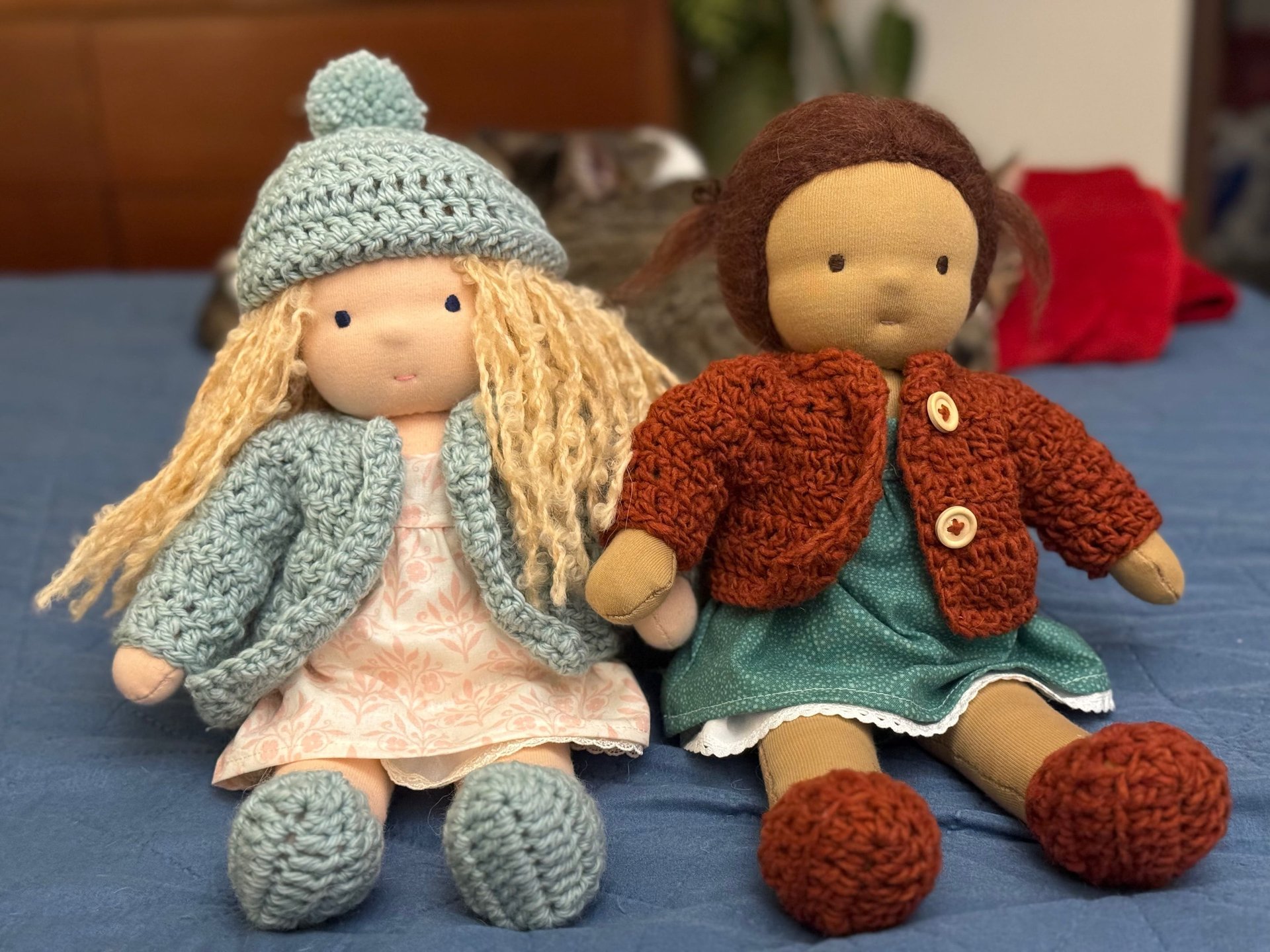 Par de muñecas estilo Waldorf hechas a mano, con vestidos y sueteres hechos a crochet en color verde salvia y café tierra