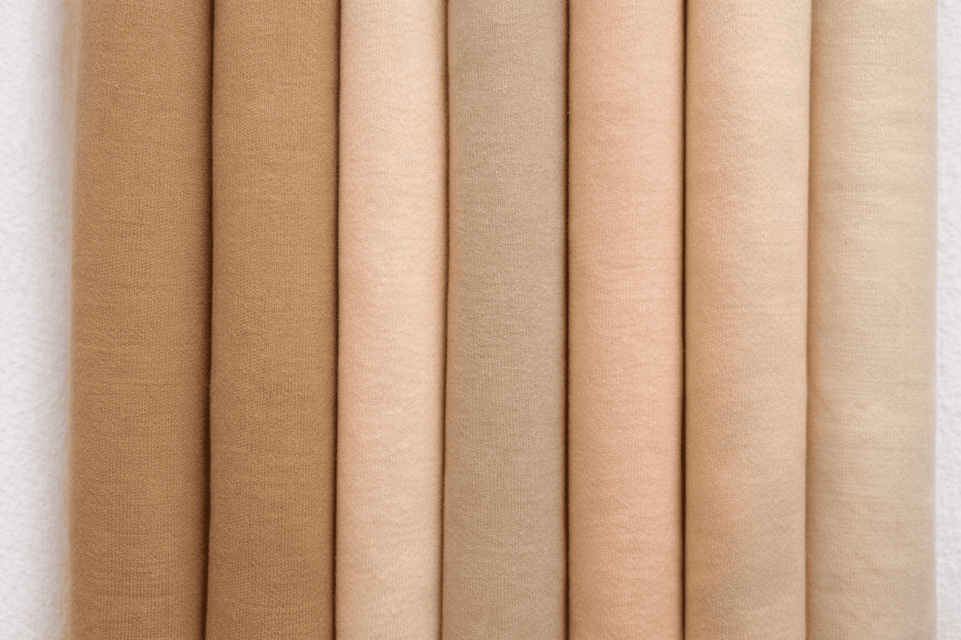 Telas de algodón enrolladas en diferentes tonos piel