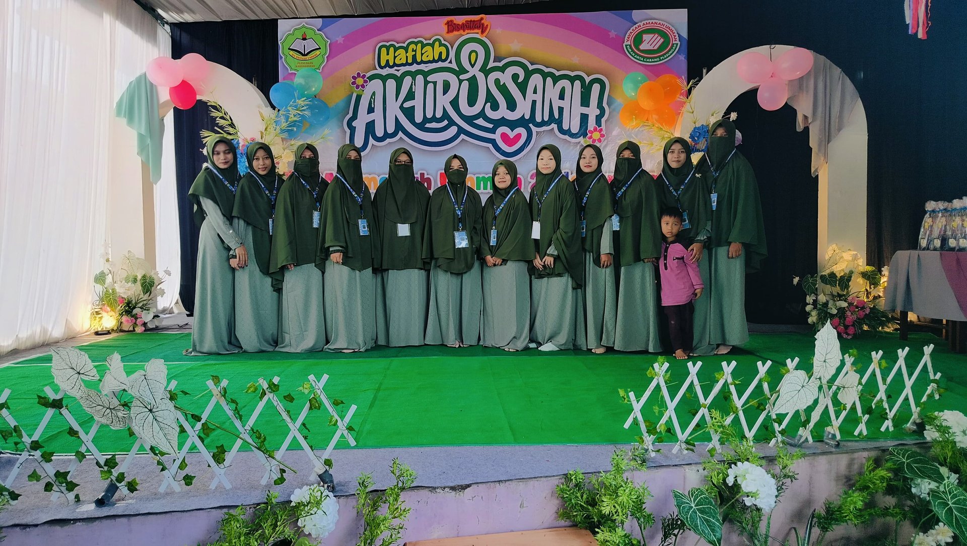 gray computer monitor