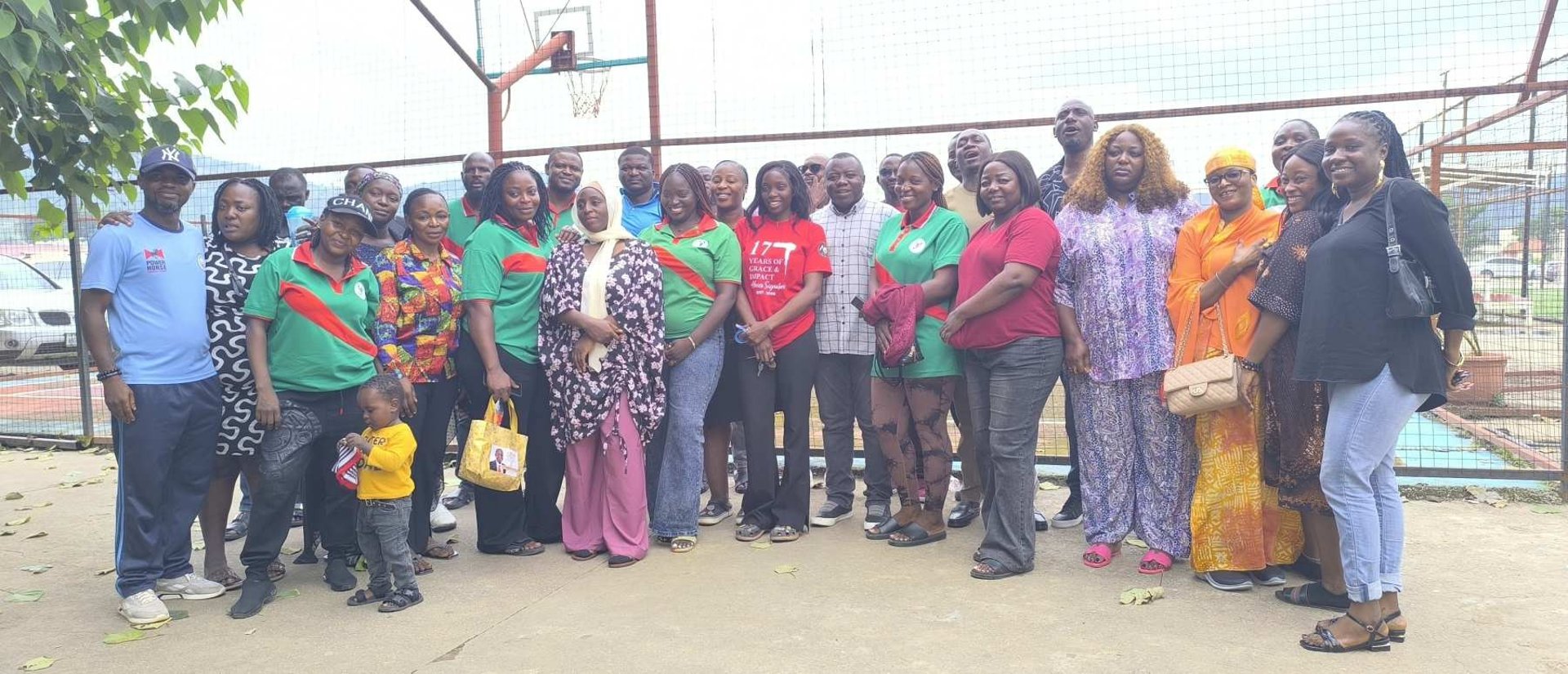 gray computer monitor