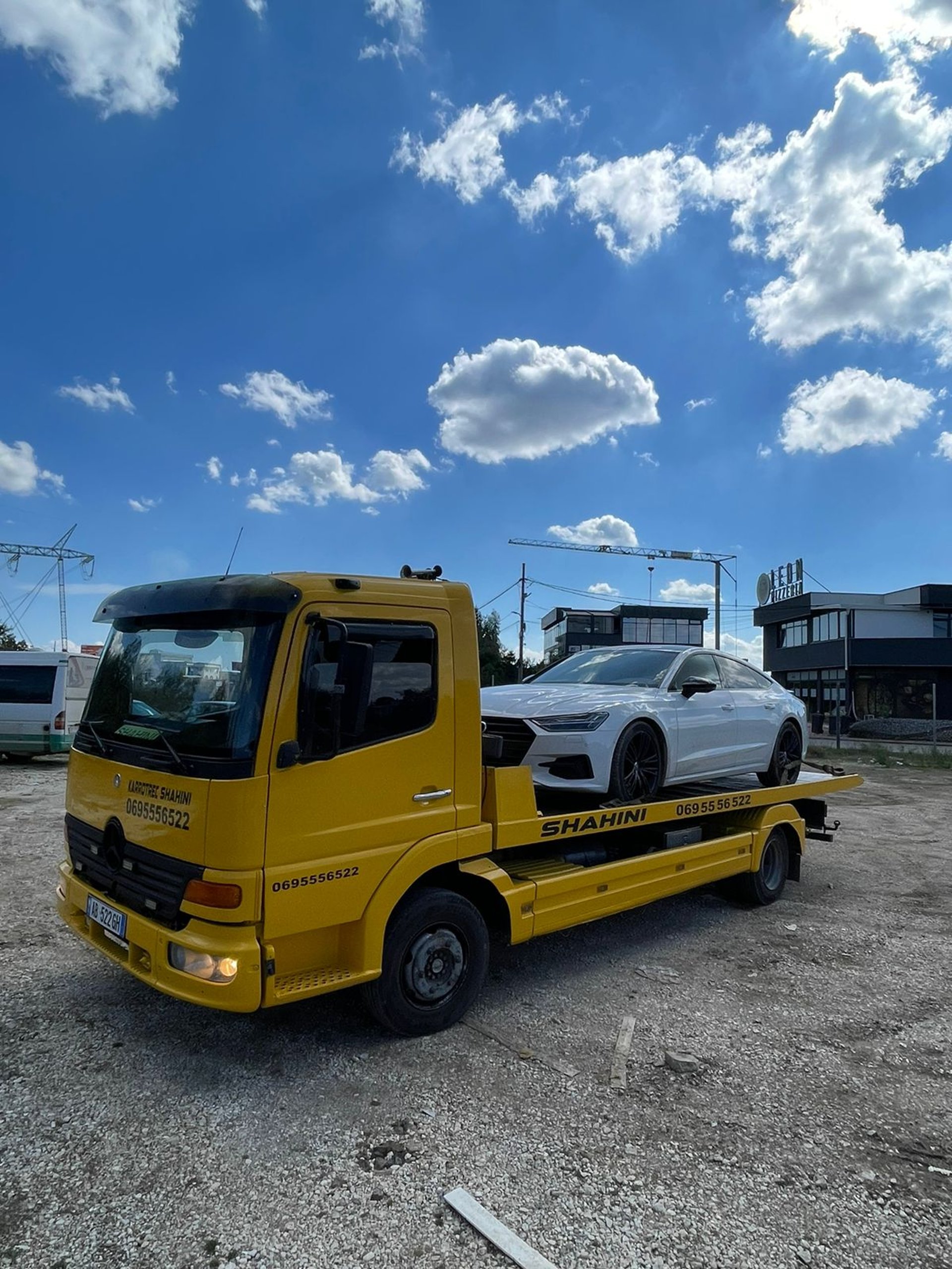 gray computer monitor