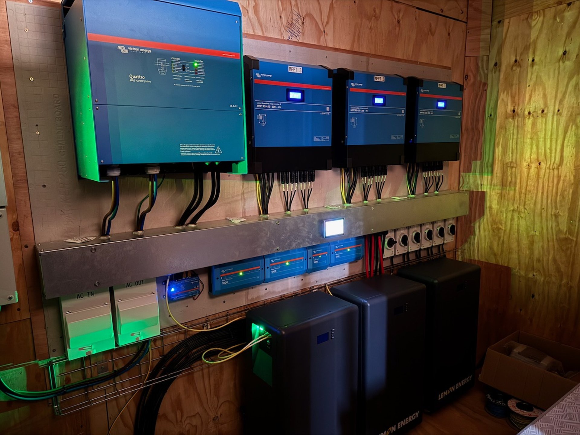 gray computer monitor