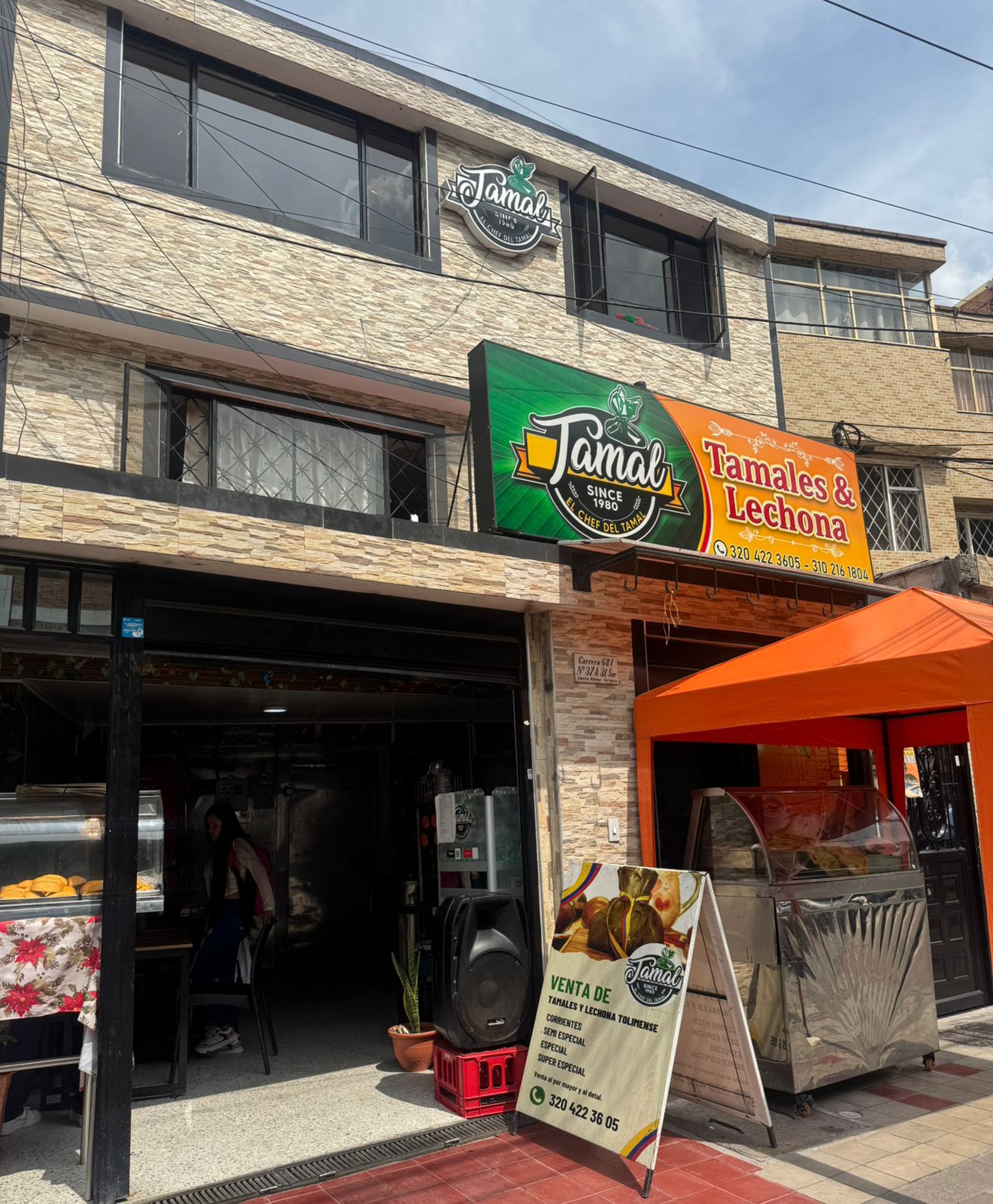 gray computer monitor