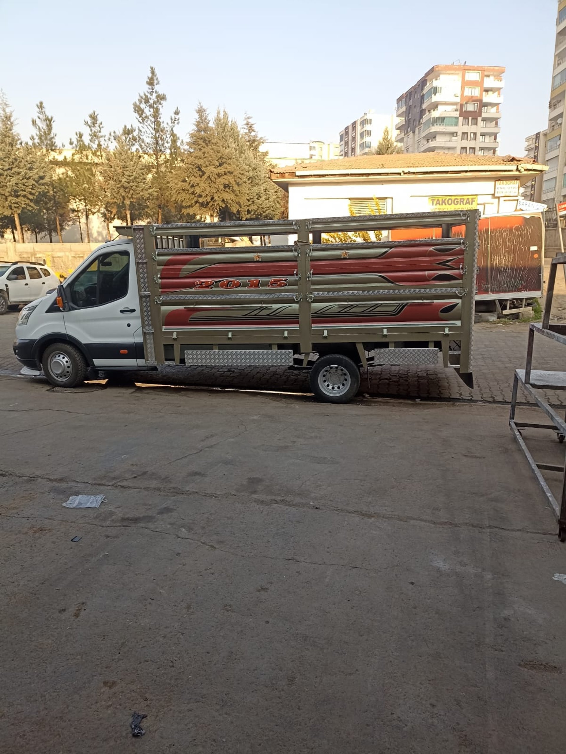 gray computer monitor