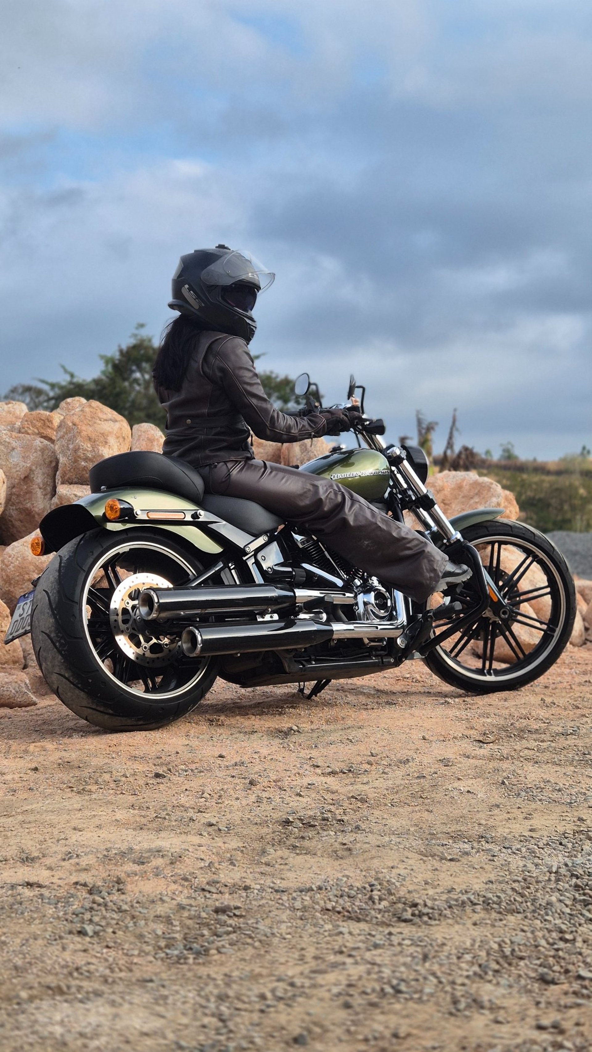 gray computer monitor