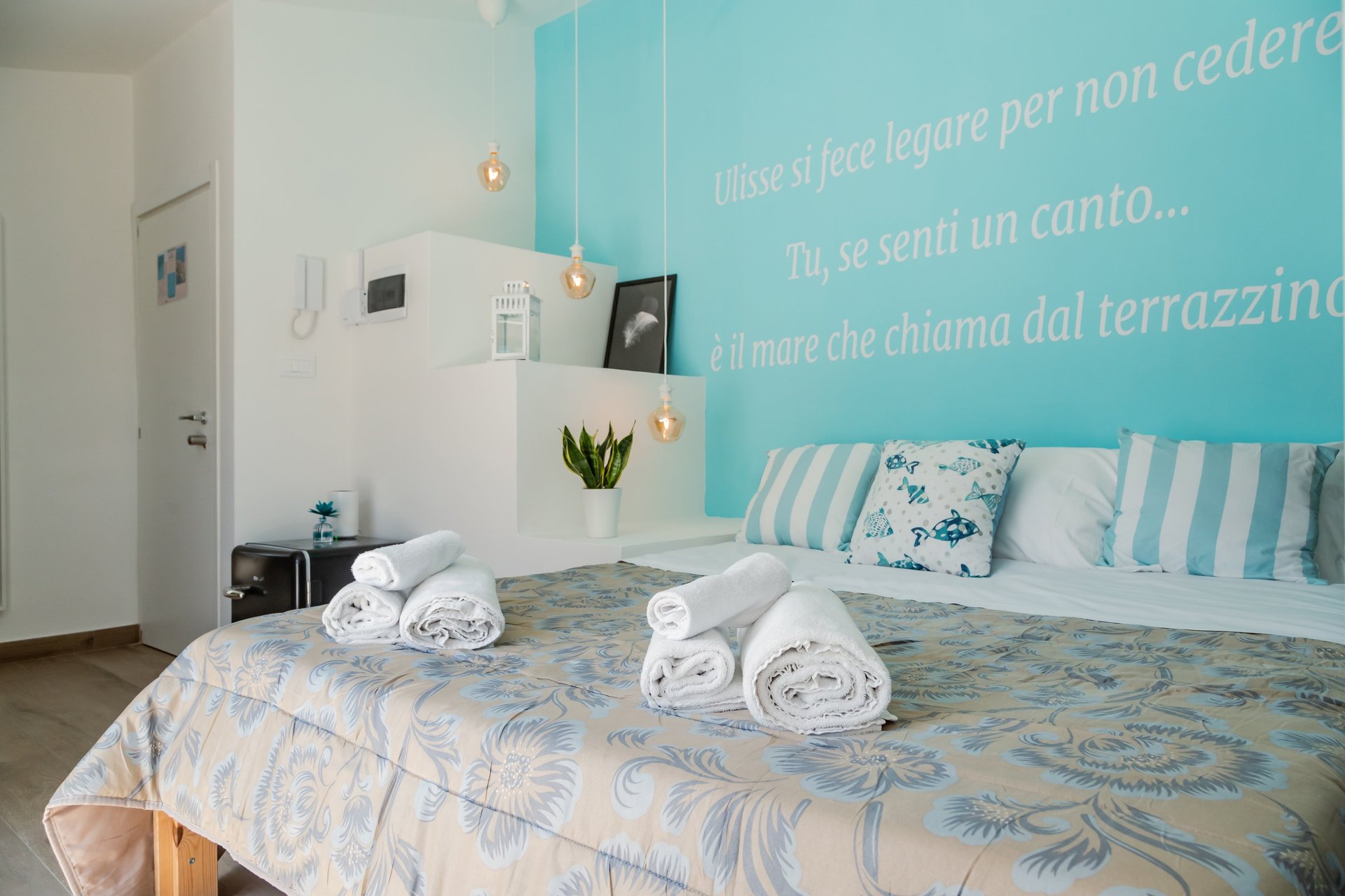 black and white bed linen