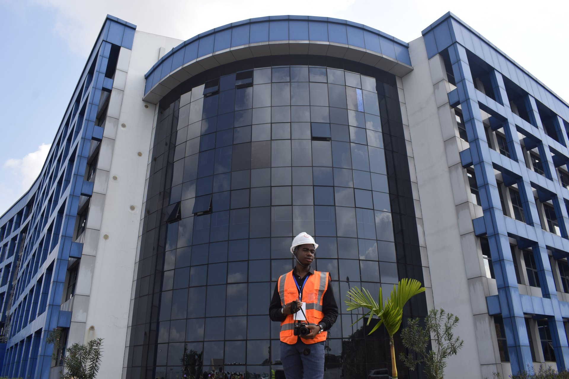 man in gray crew neck t-shirt wearing white earbuds