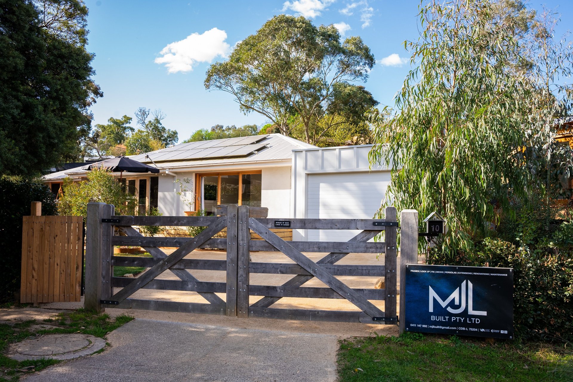 gray computer monitor