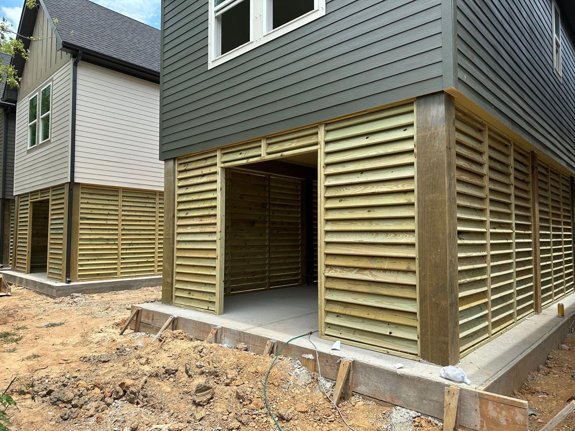 gray computer monitor