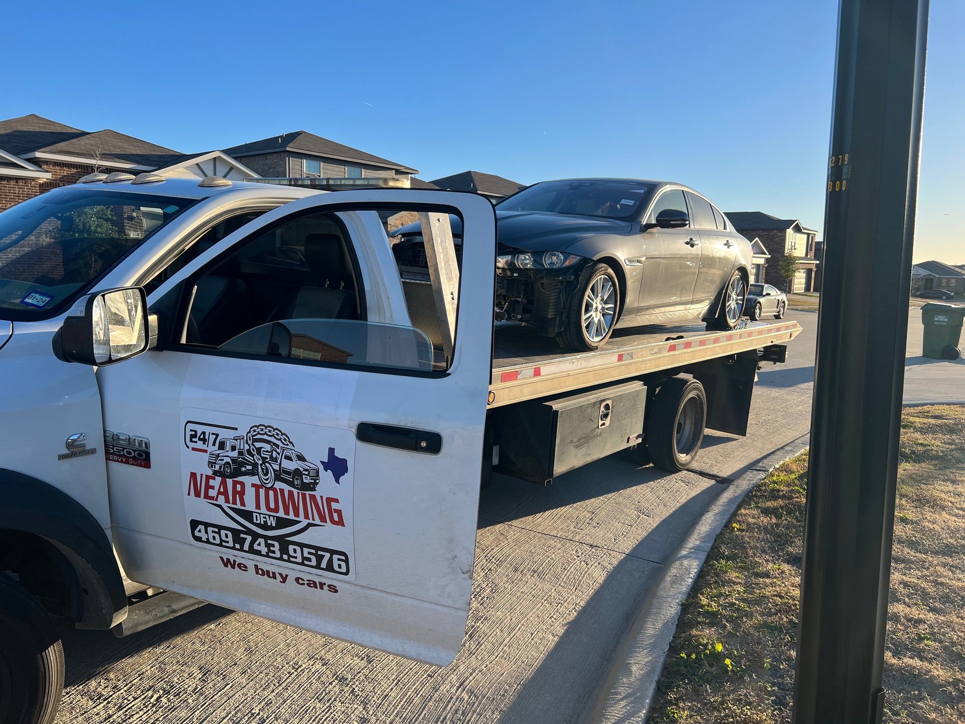 gray computer monitor