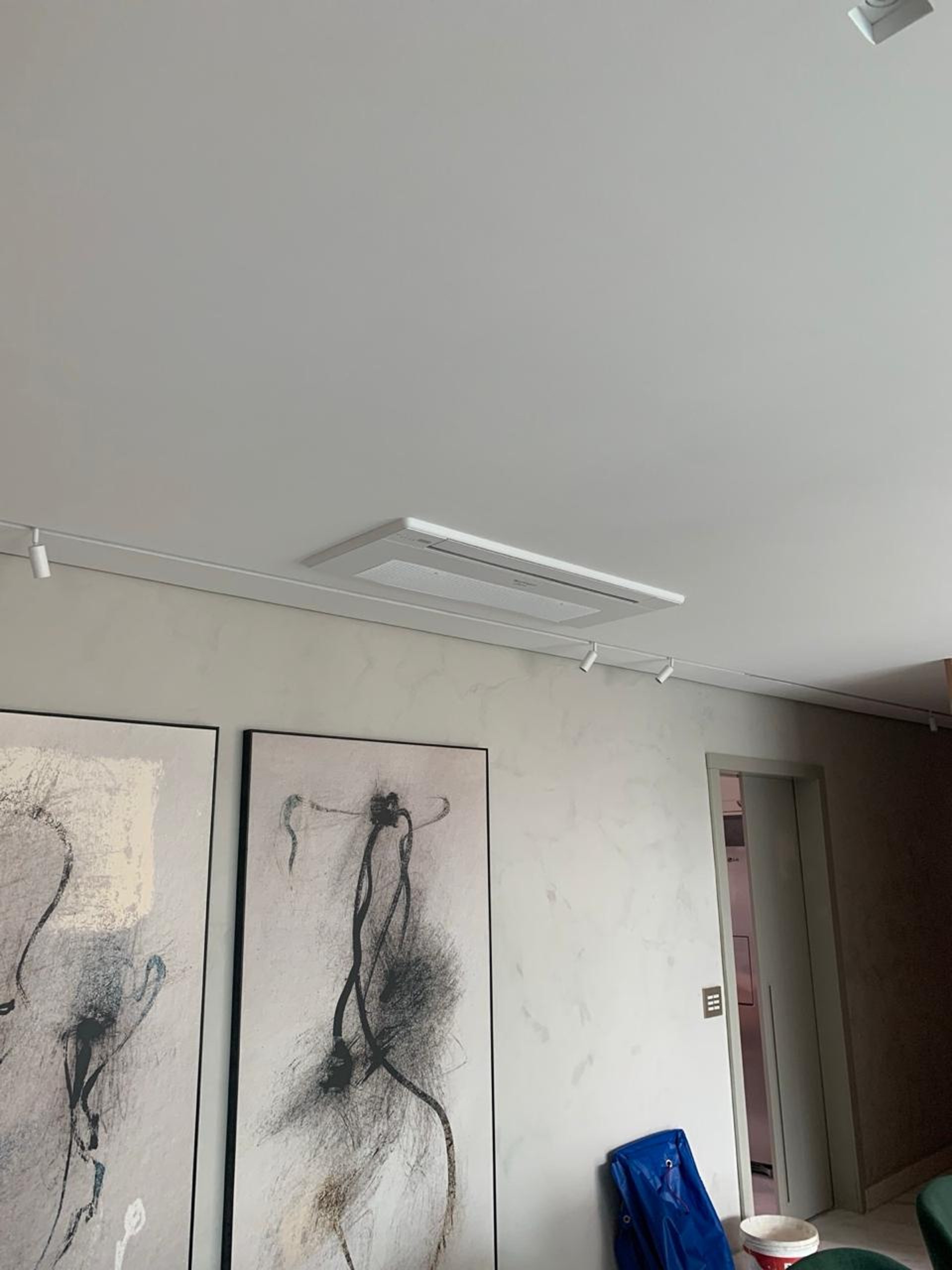 gray computer monitor