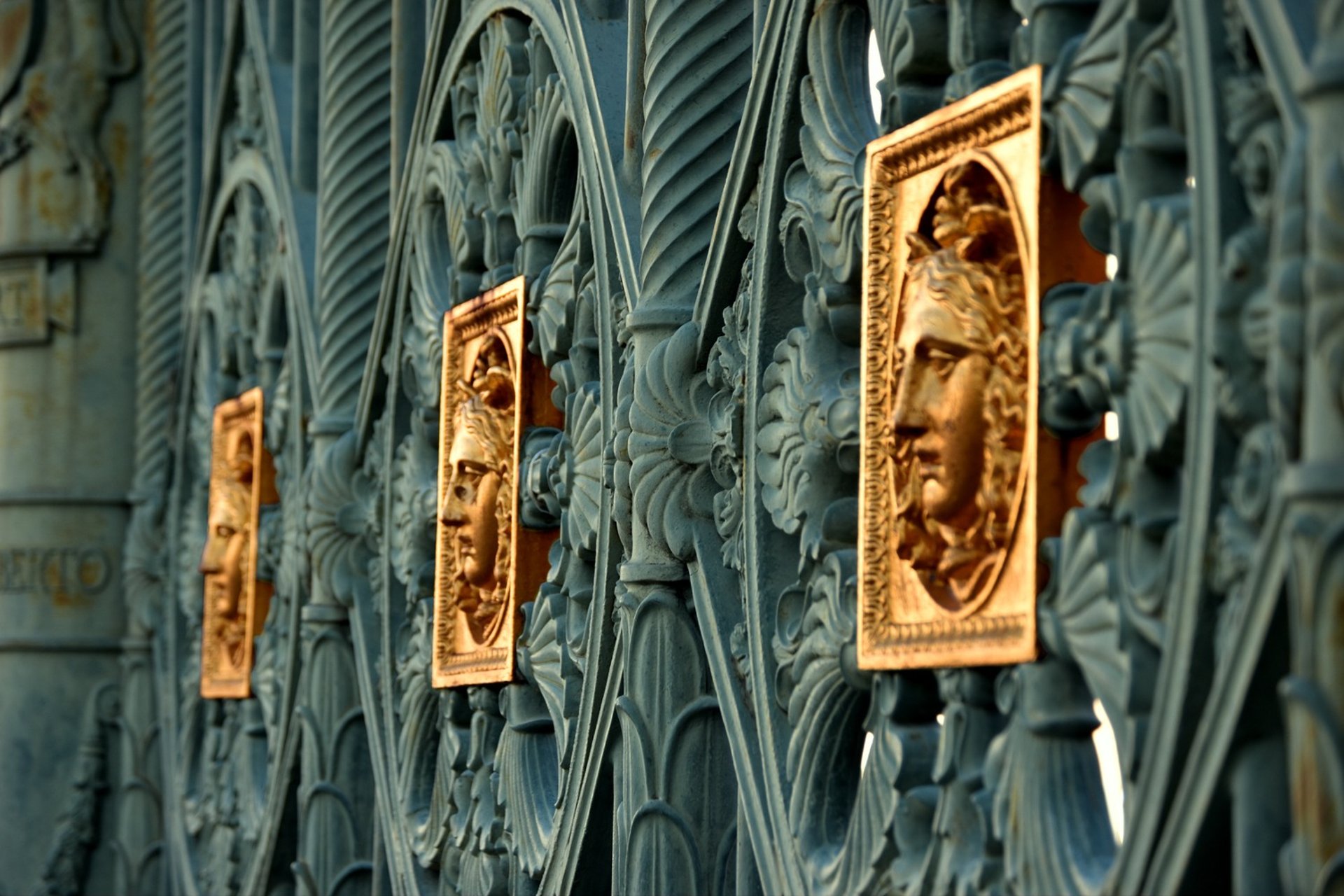 gray computer monitor