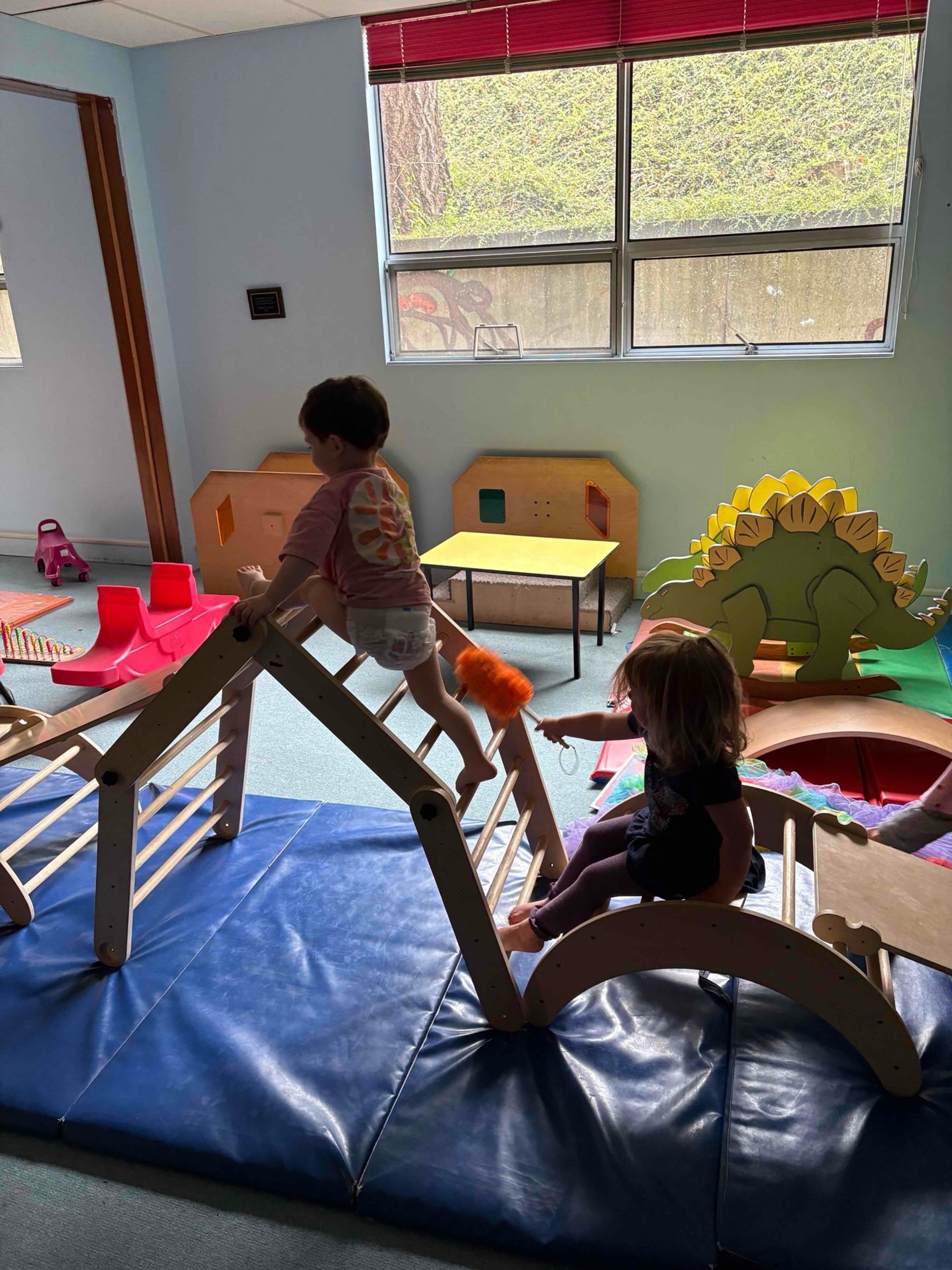 gray computer monitor